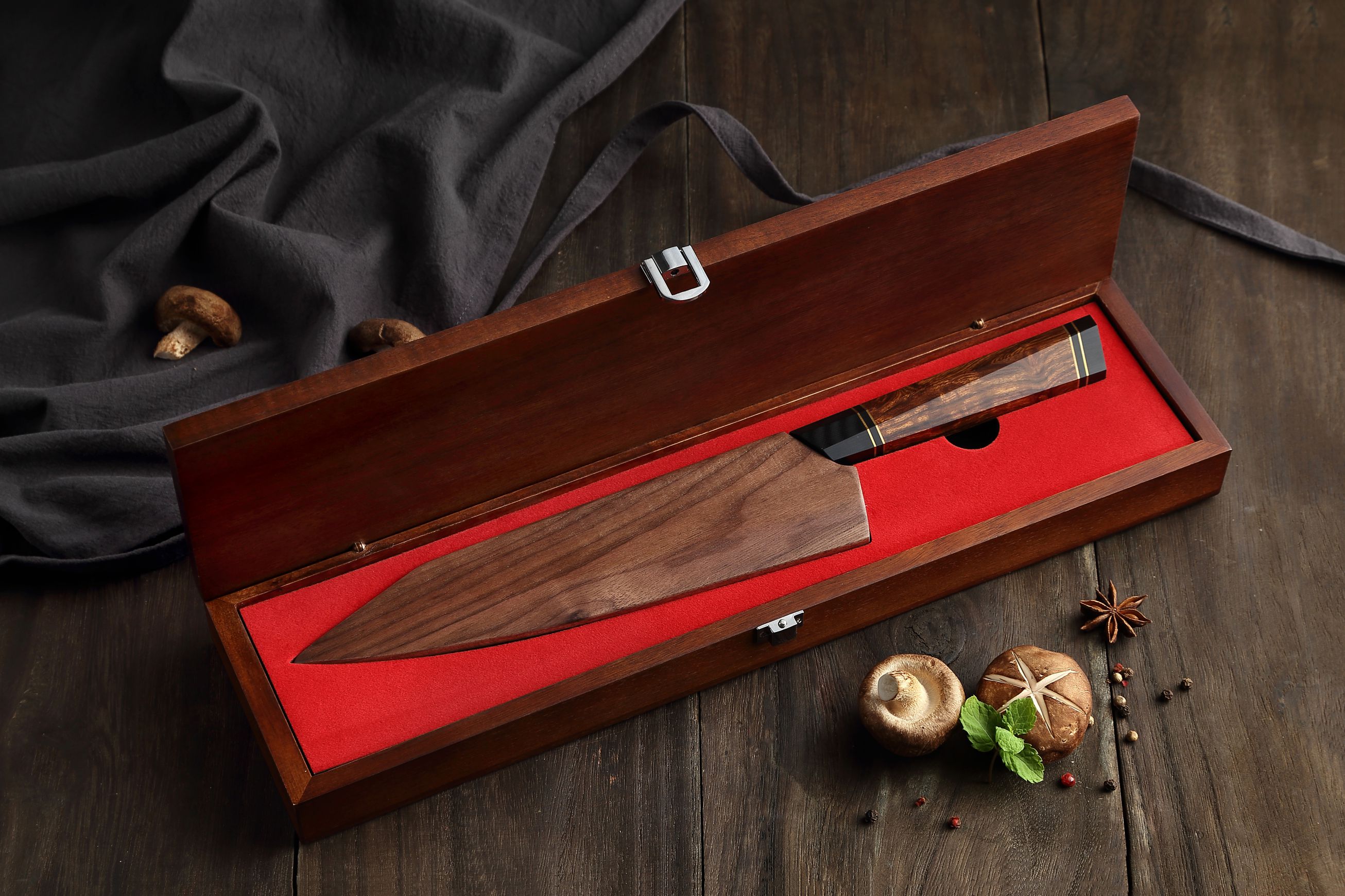 Das Kochmesser Bunka von XinZuo im japanischen Stil ist in einer luxuriösen Geschenkbox aus Holz verpackt