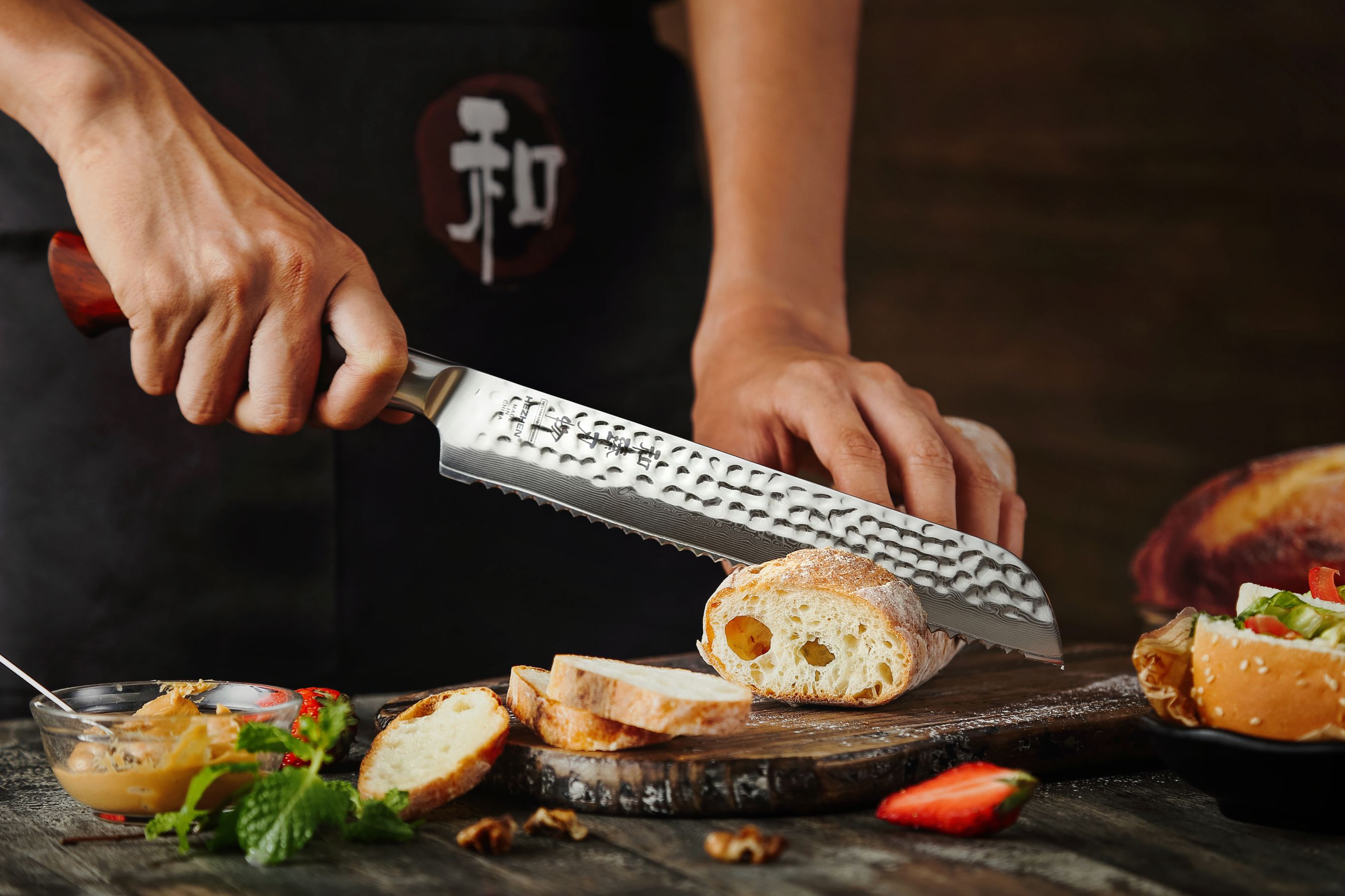 Schneiden von Gebäck mit dem Brotmesser HEZHEN Master B30R
