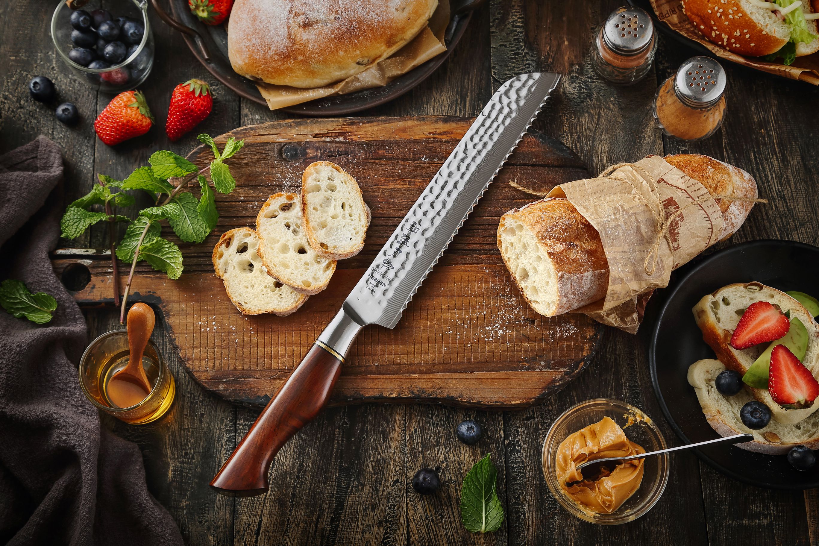 Brotmesser HEZHEN Master B30R auf dem Schneidebrett