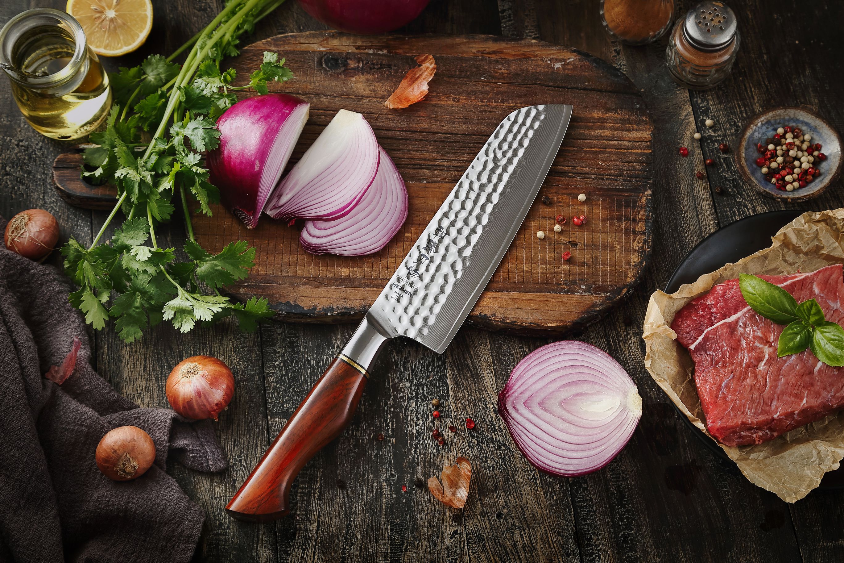 Santoku Messer HEZHEN Master B30R auf dem Schneidebrett