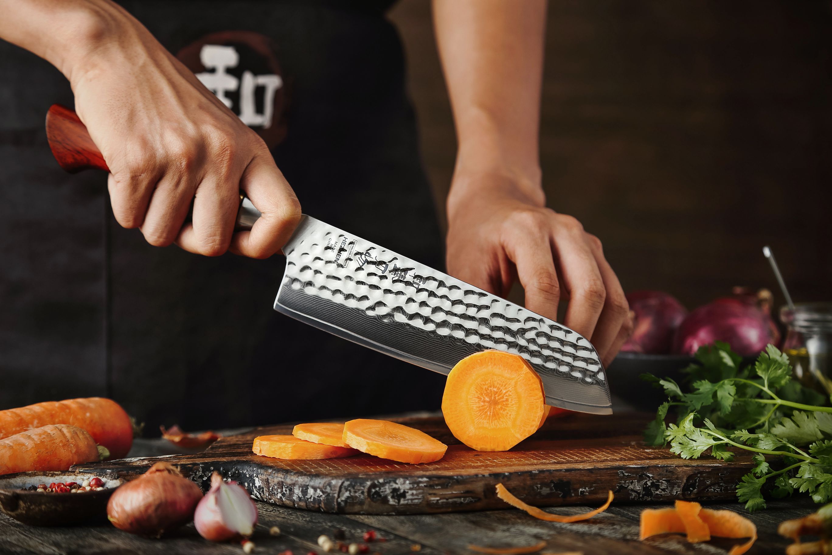 Schneiden mit dem Santoku Messer HEZHEN Master B30R