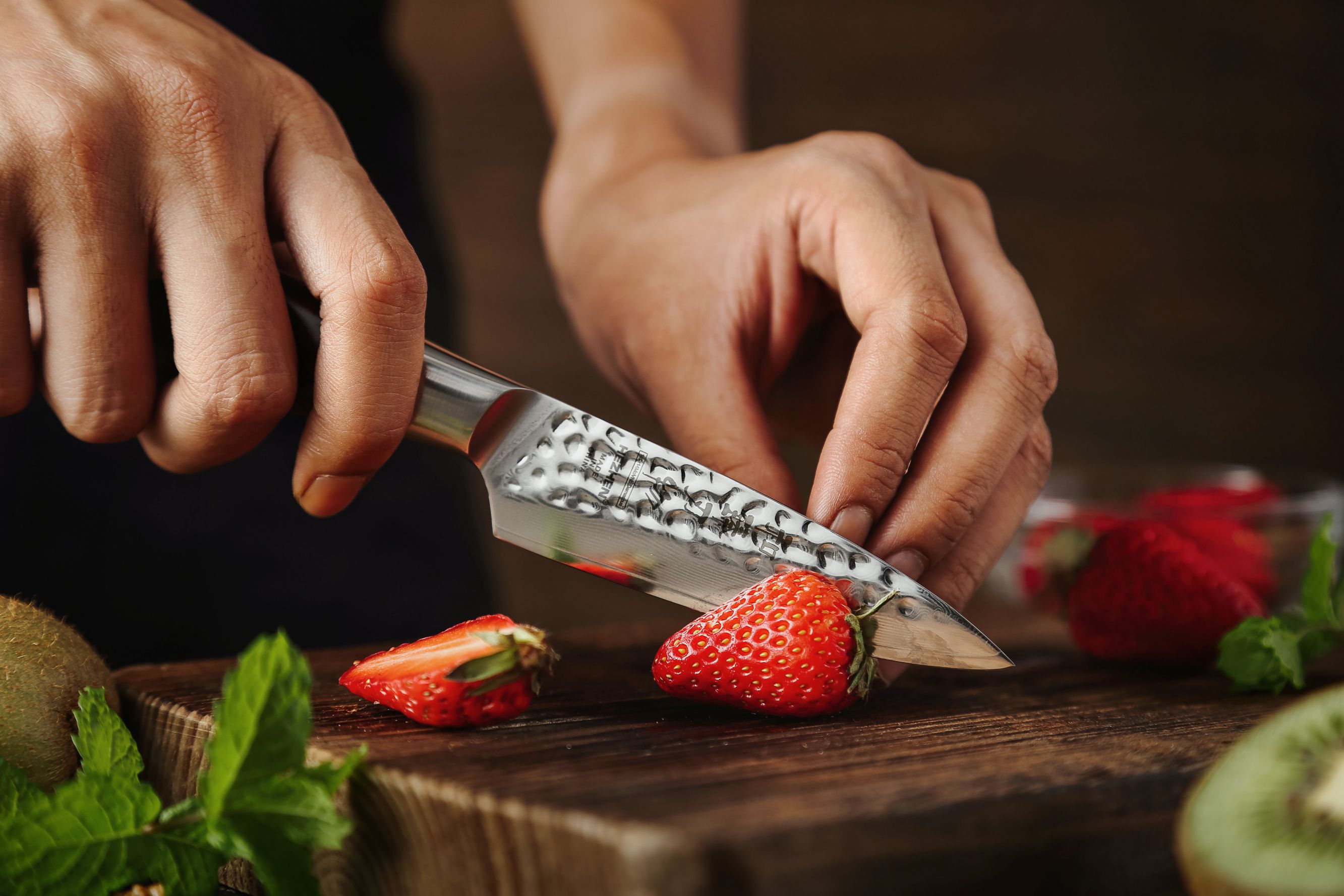 Schälen mit dem Messer HEZHEN Master B30R