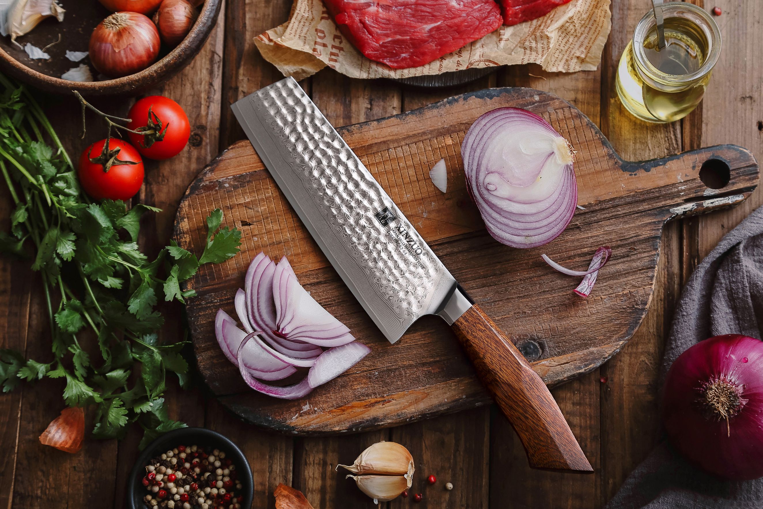 Nakiri-Messer XinZuo Feng B32D auf dem Schneidebrett