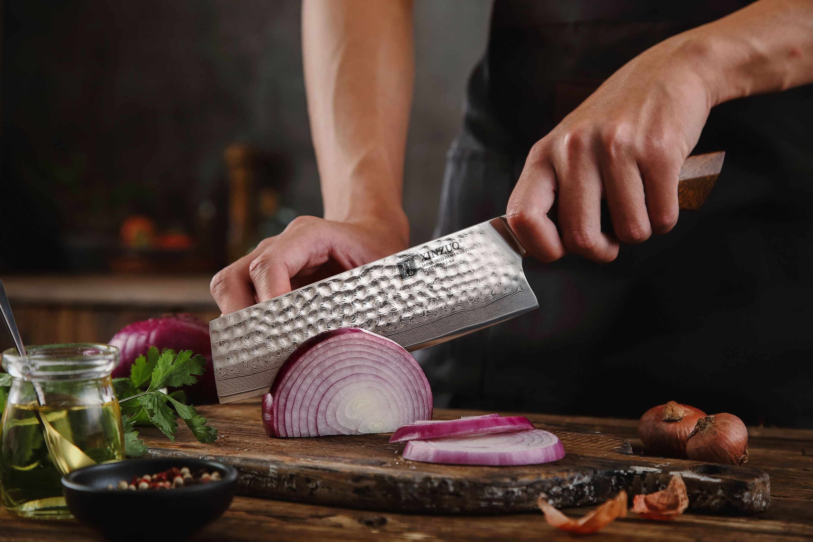 Schneiden mit dem Nakiri-Messer XinZuo Feng B32D