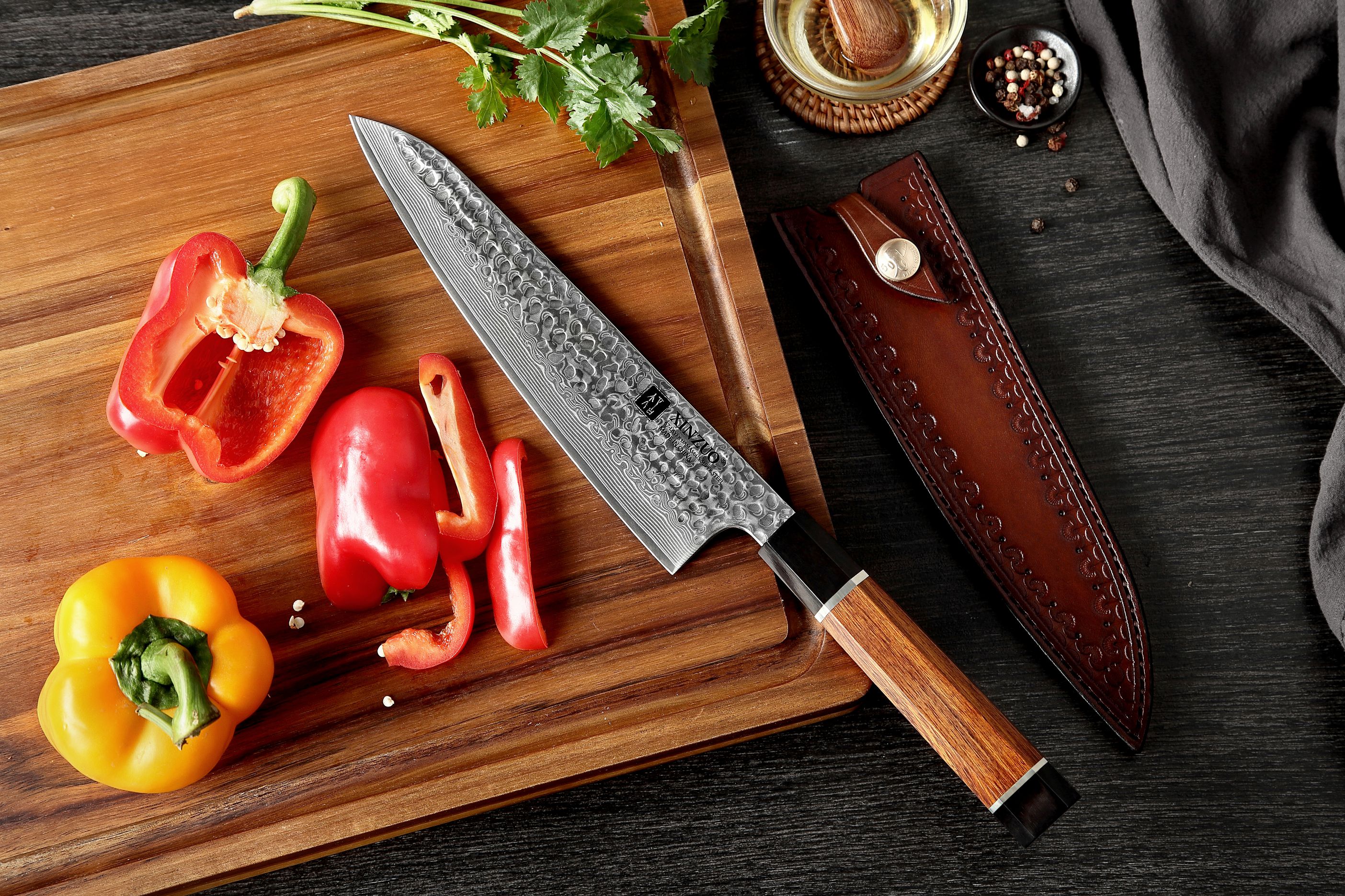 Kochmesser XinZuo Zhen PM8S auf dem Schneidebrett