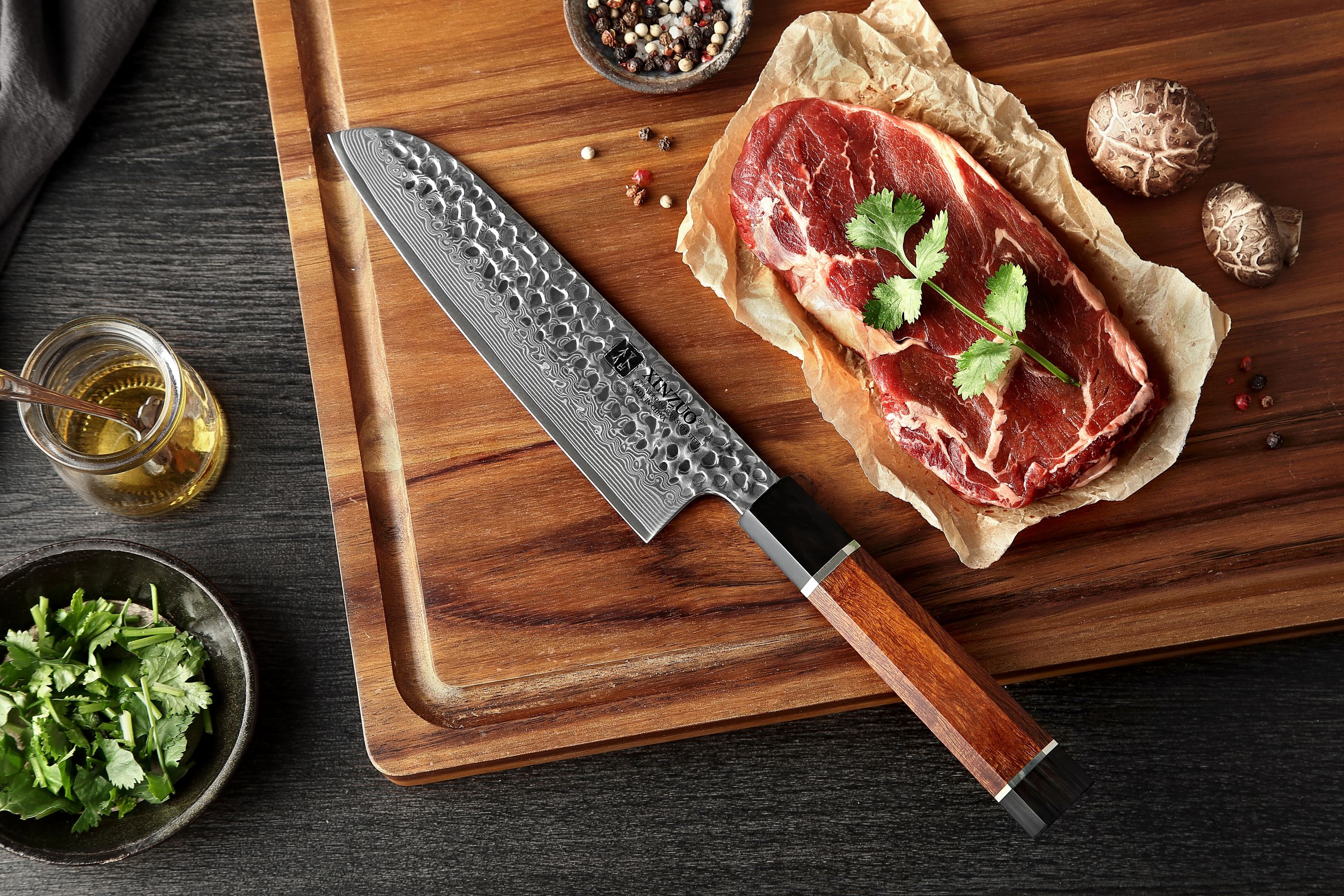 Santoku Messer XinZuo Zhen PM8 18 cm auf dem Schneidebrett