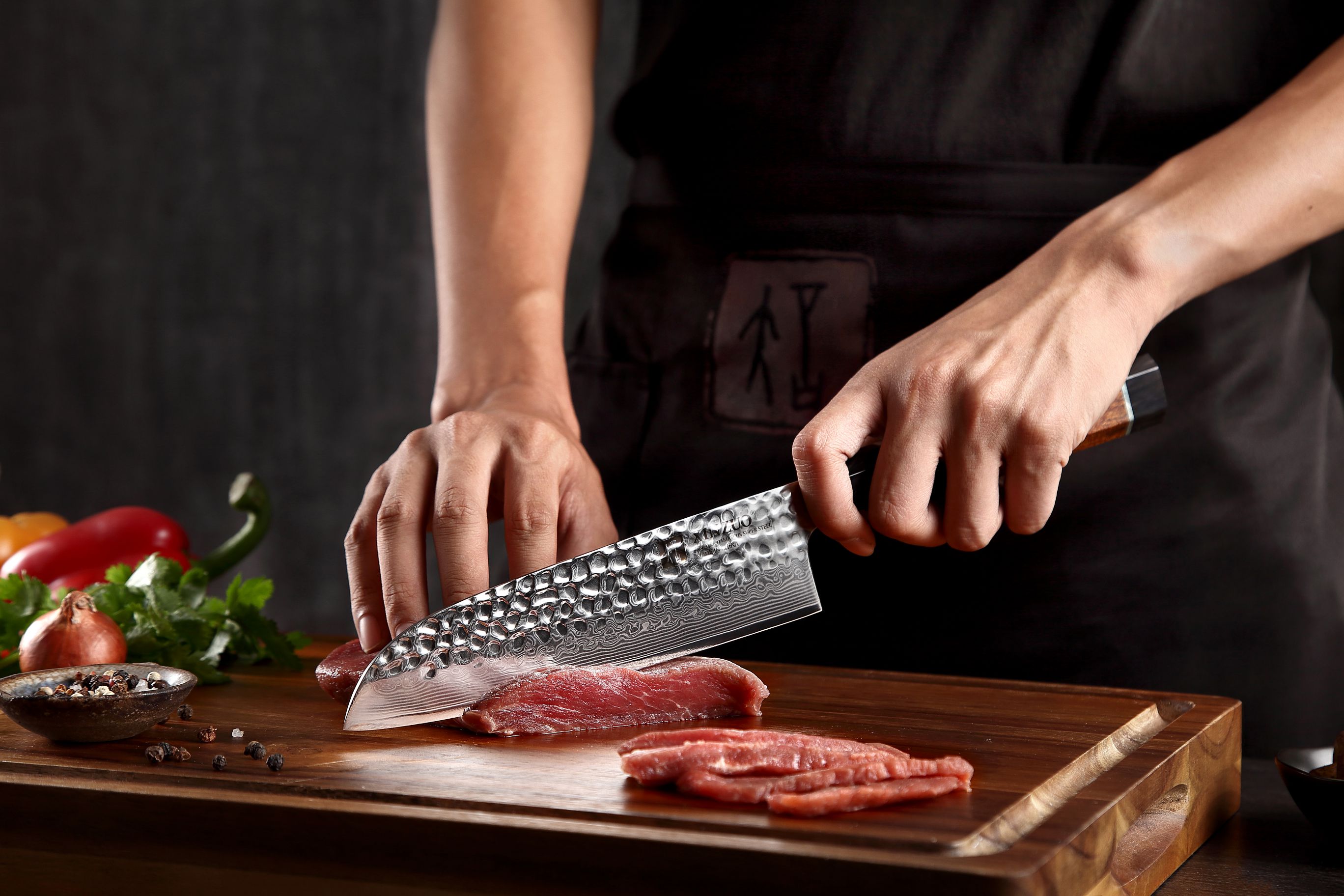 Schneiden mit dem Santoku Messer XinZuo Zhen PM8 18 cm
