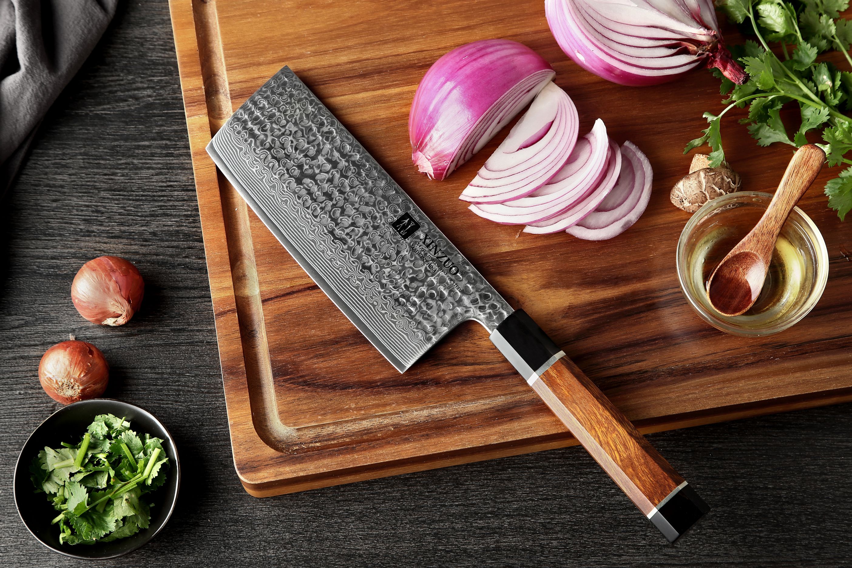 Nakiri Messer XinZuo Zhen PM8 auf dem Schneidebrett