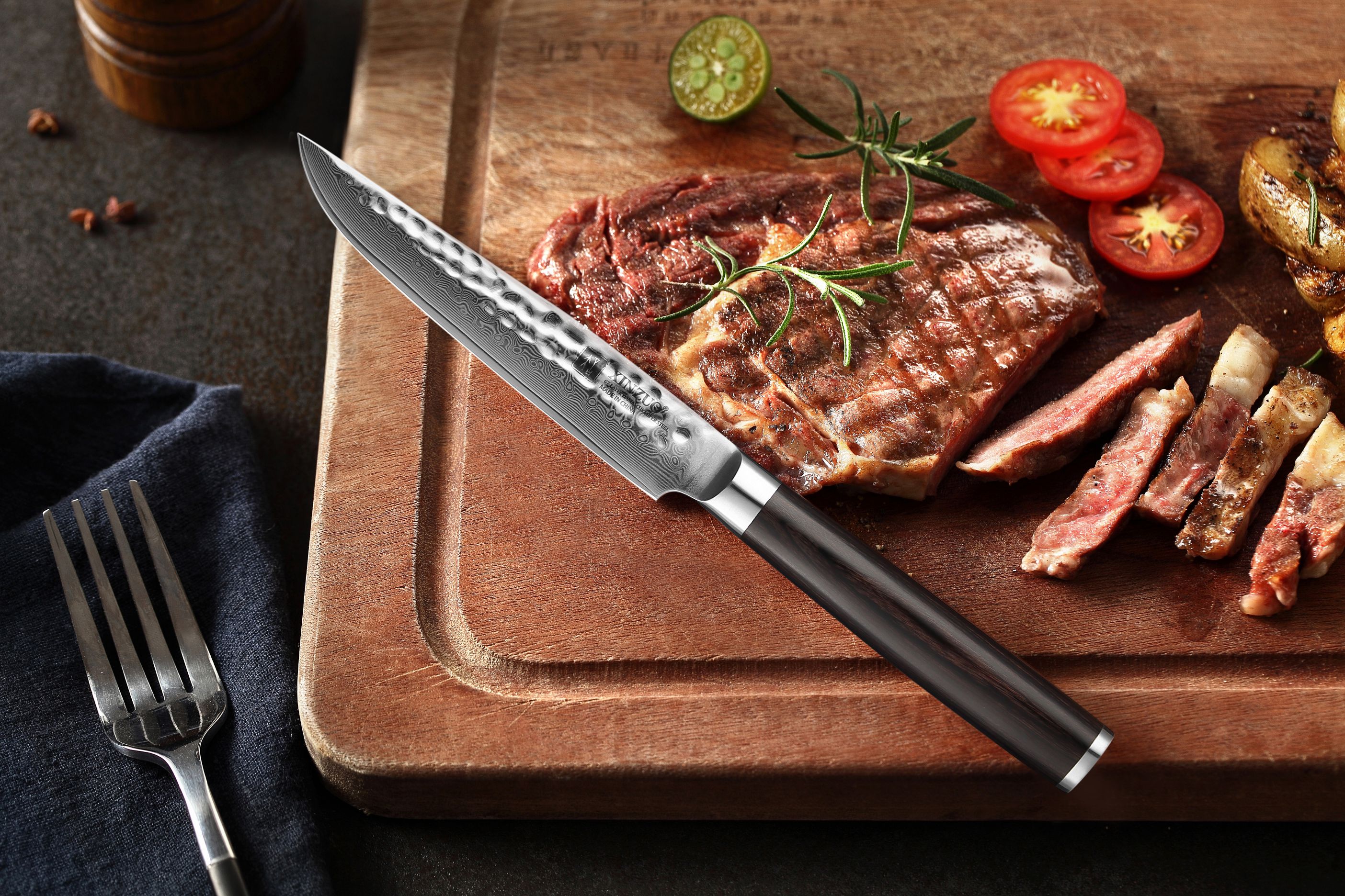 Steakmesser XinZuo He B1H auf dem Schneidebrett