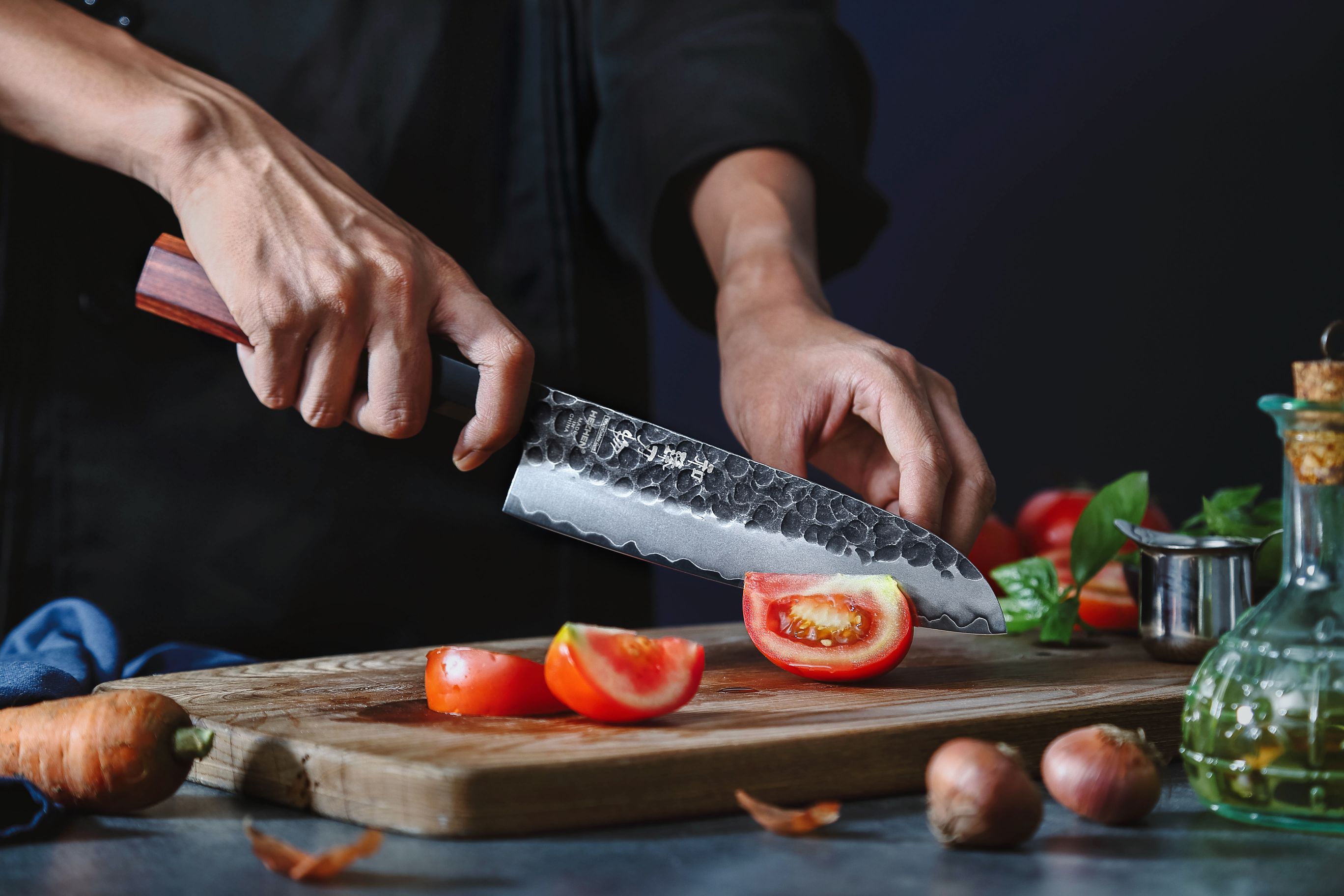 Schneiden mit dem Santoku Messer HEZHEN PM8S