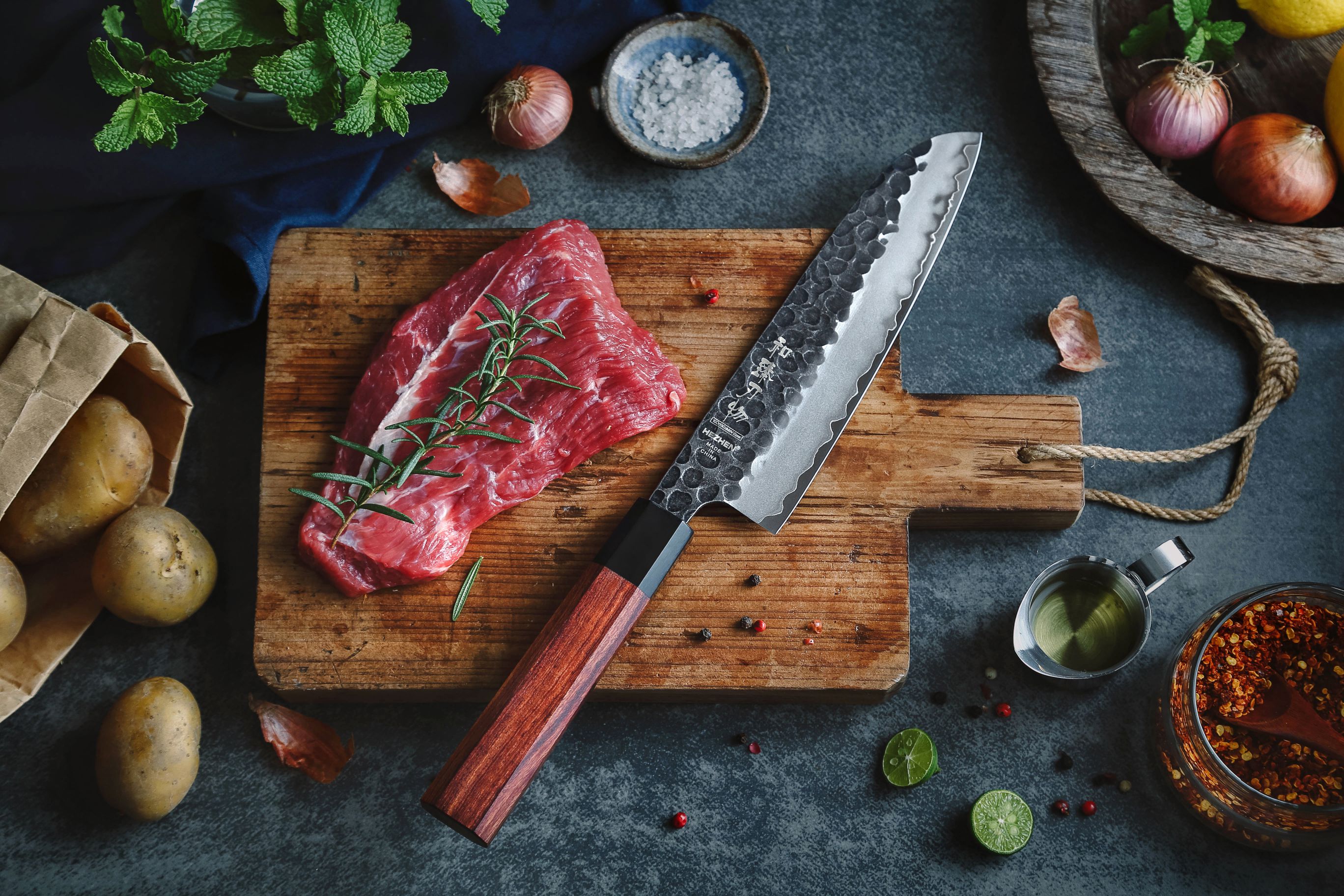 Santoku Messer HEZHEN PM8S auf dem Schneidebrett