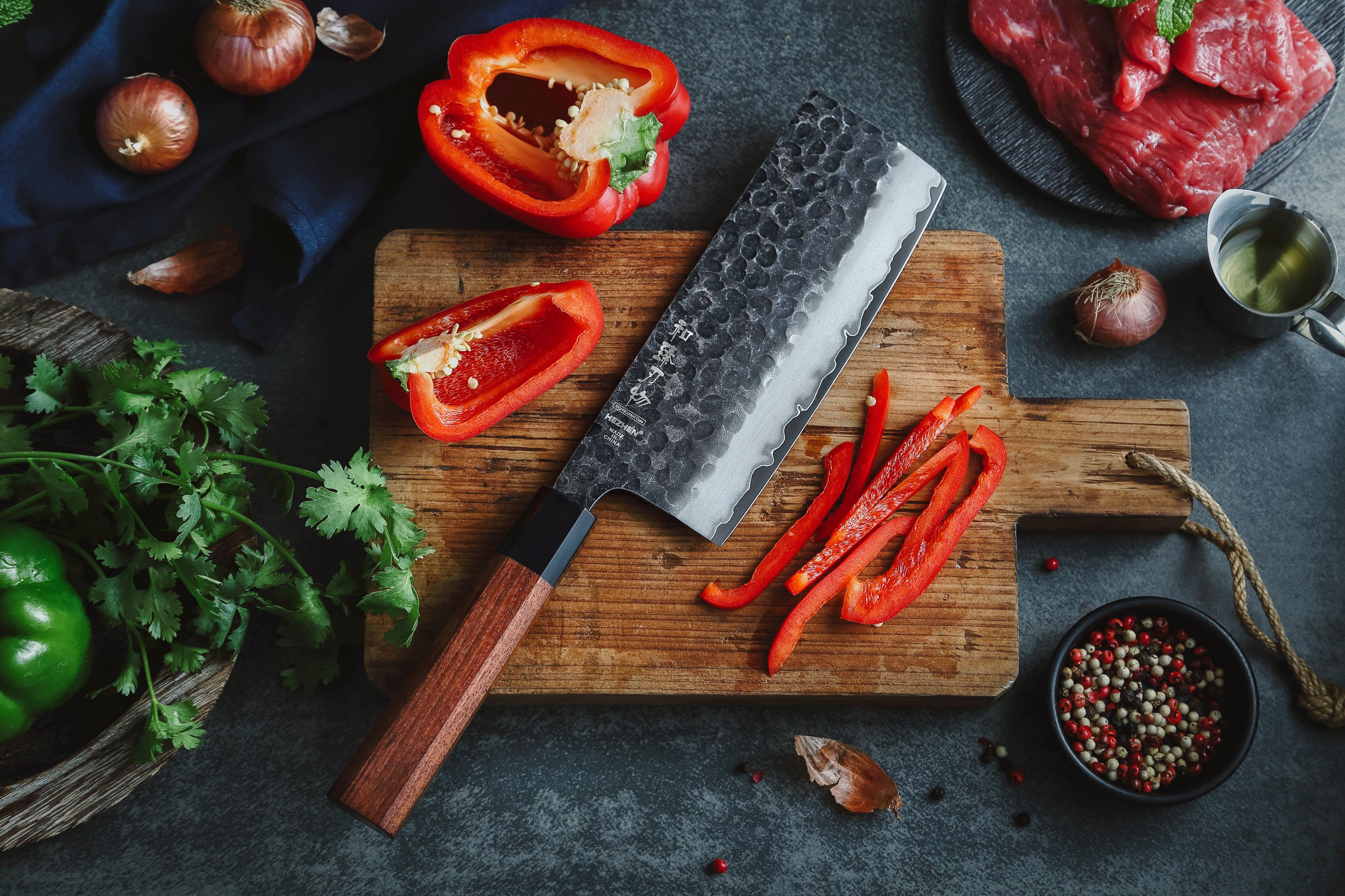 Nakiri Messer HEZHEN PM8S auf dem Schneidebrett