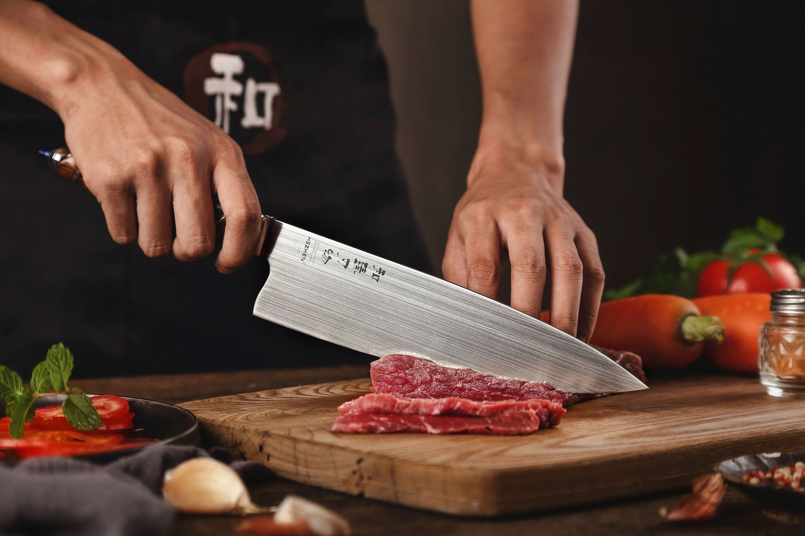 Schneiden mit dem Kochmesser HEZHEN F4 BÖHLER