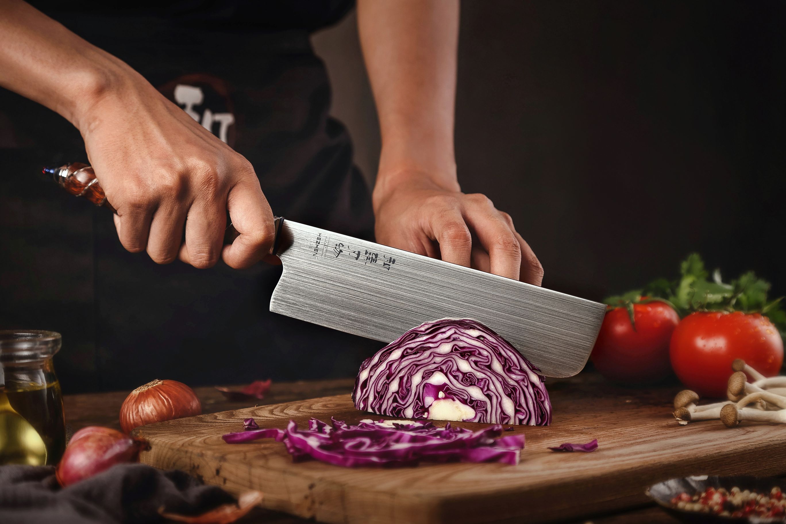 Schneiden mit dem Nakiri Messer HEZHEN F4 BÖHLER