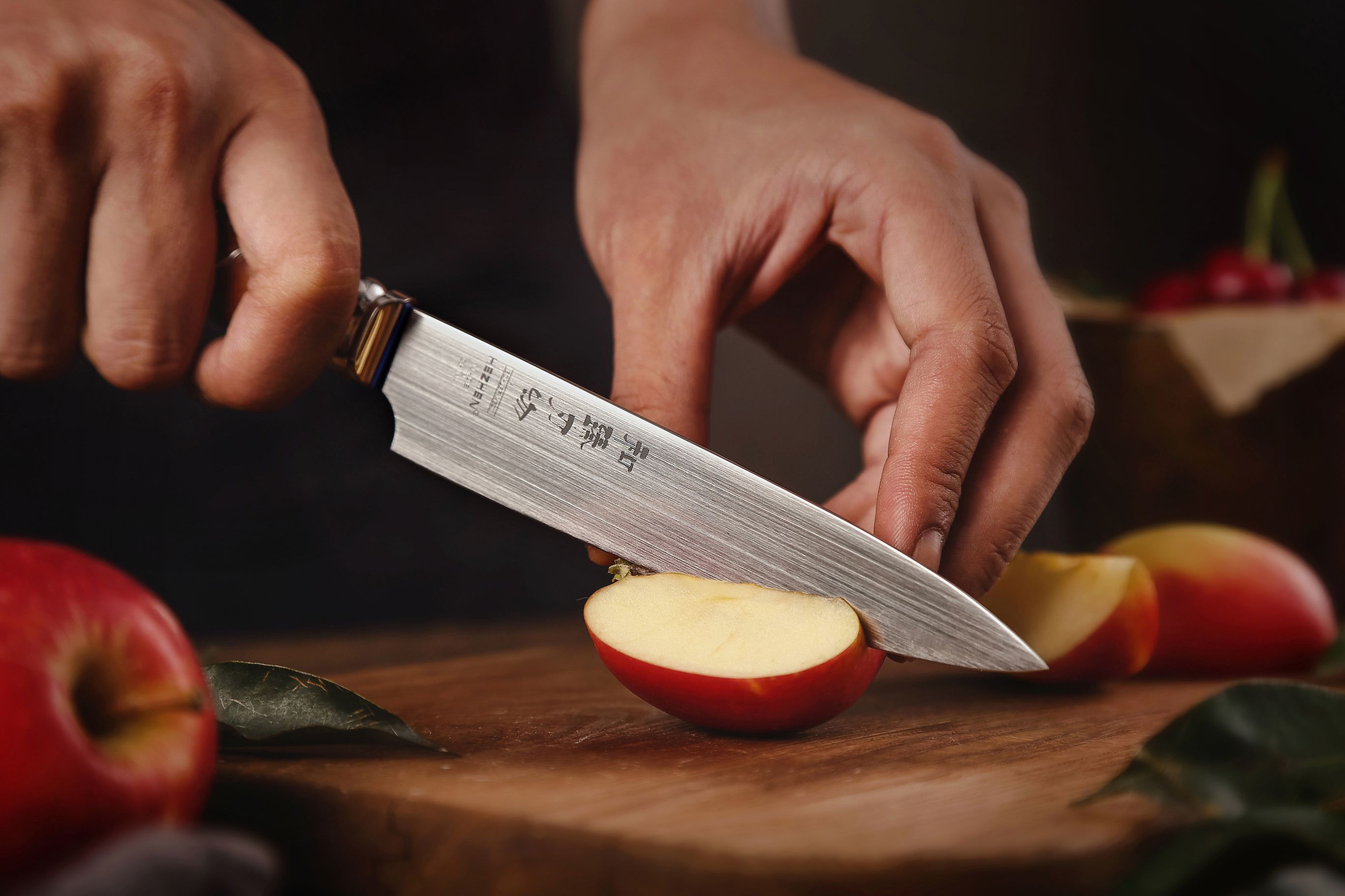 Schneiden mit dem Gemüsemesser HEZHEN F4 BÖHLER