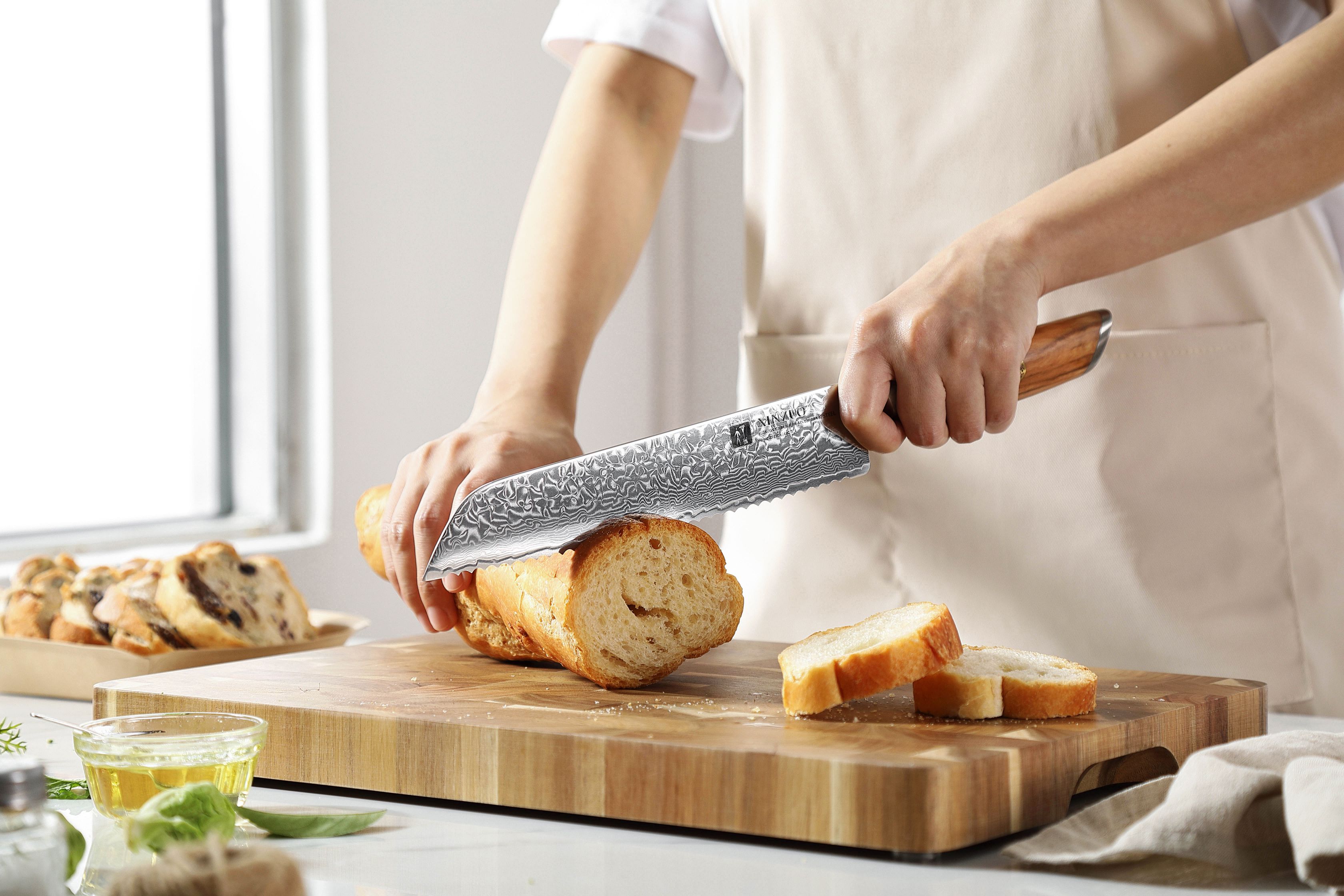 Schneiden von Gebäck mit dem Brotmesser XinZuo Lan B37