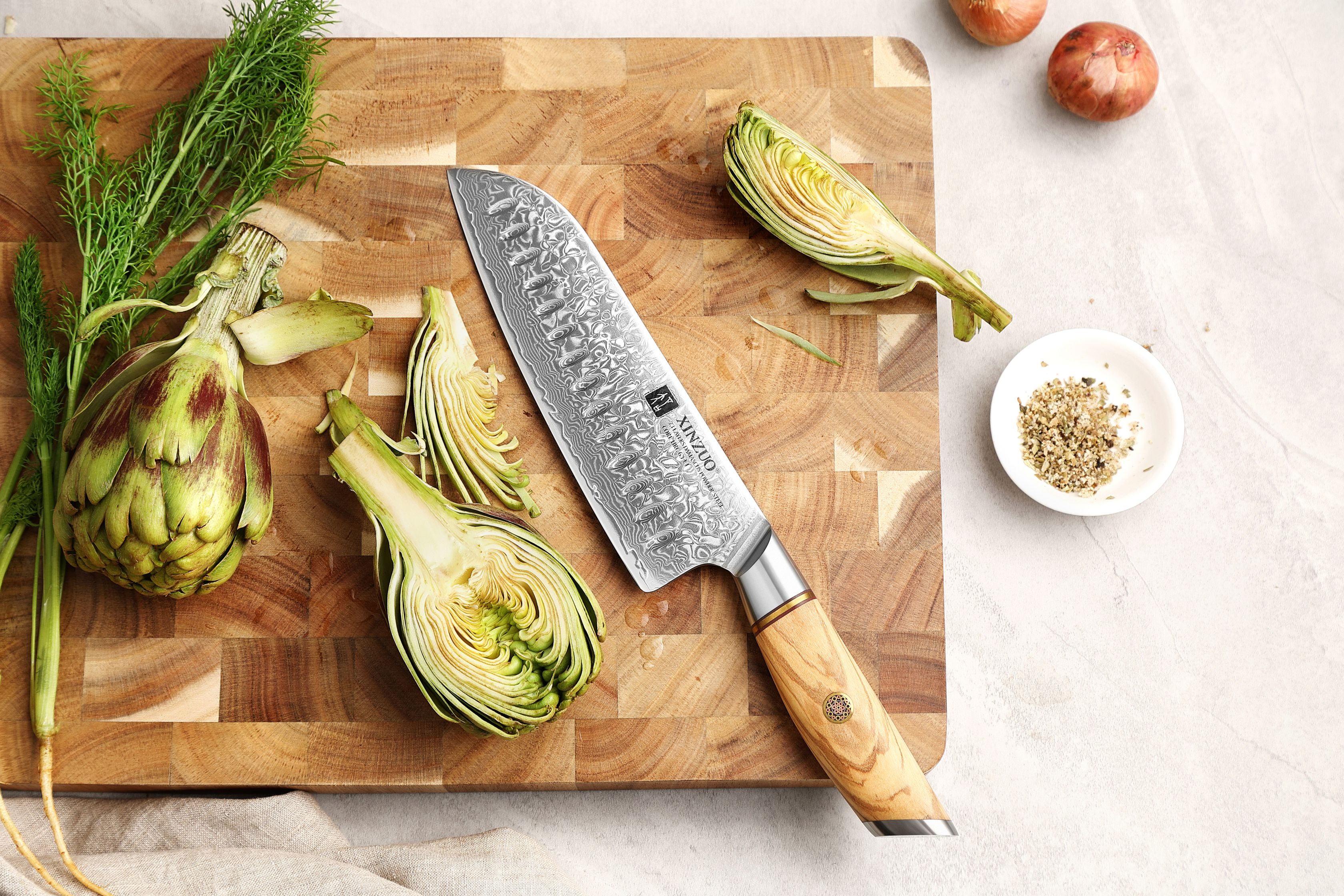 Santoku Messer XinZuo Lan B37 auf dem Schneidebrett
