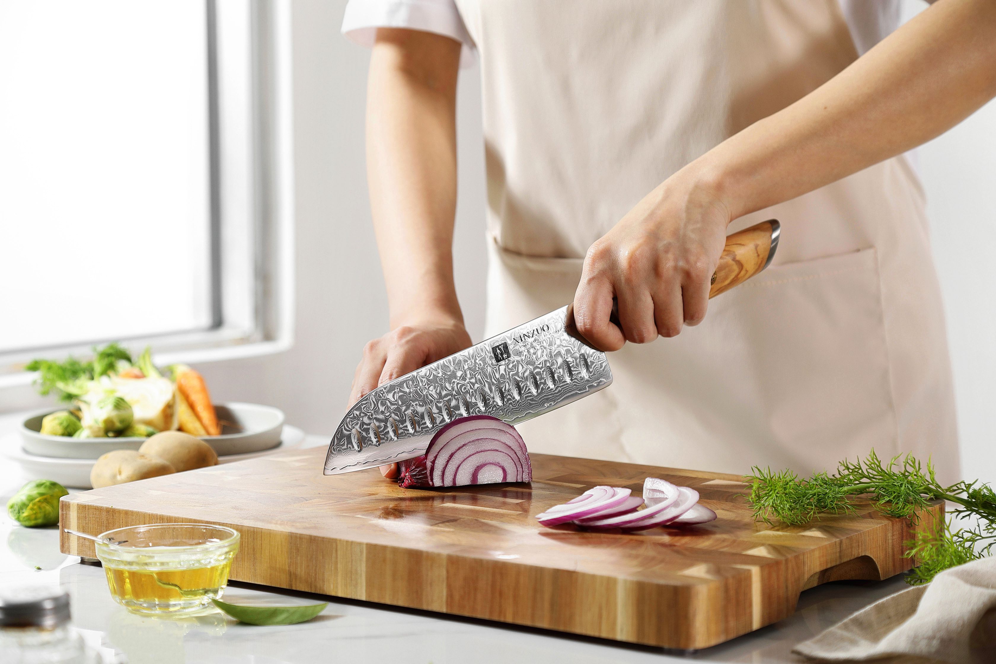 Schneiden mit dem Santoku Messer XinZuo Lan B37