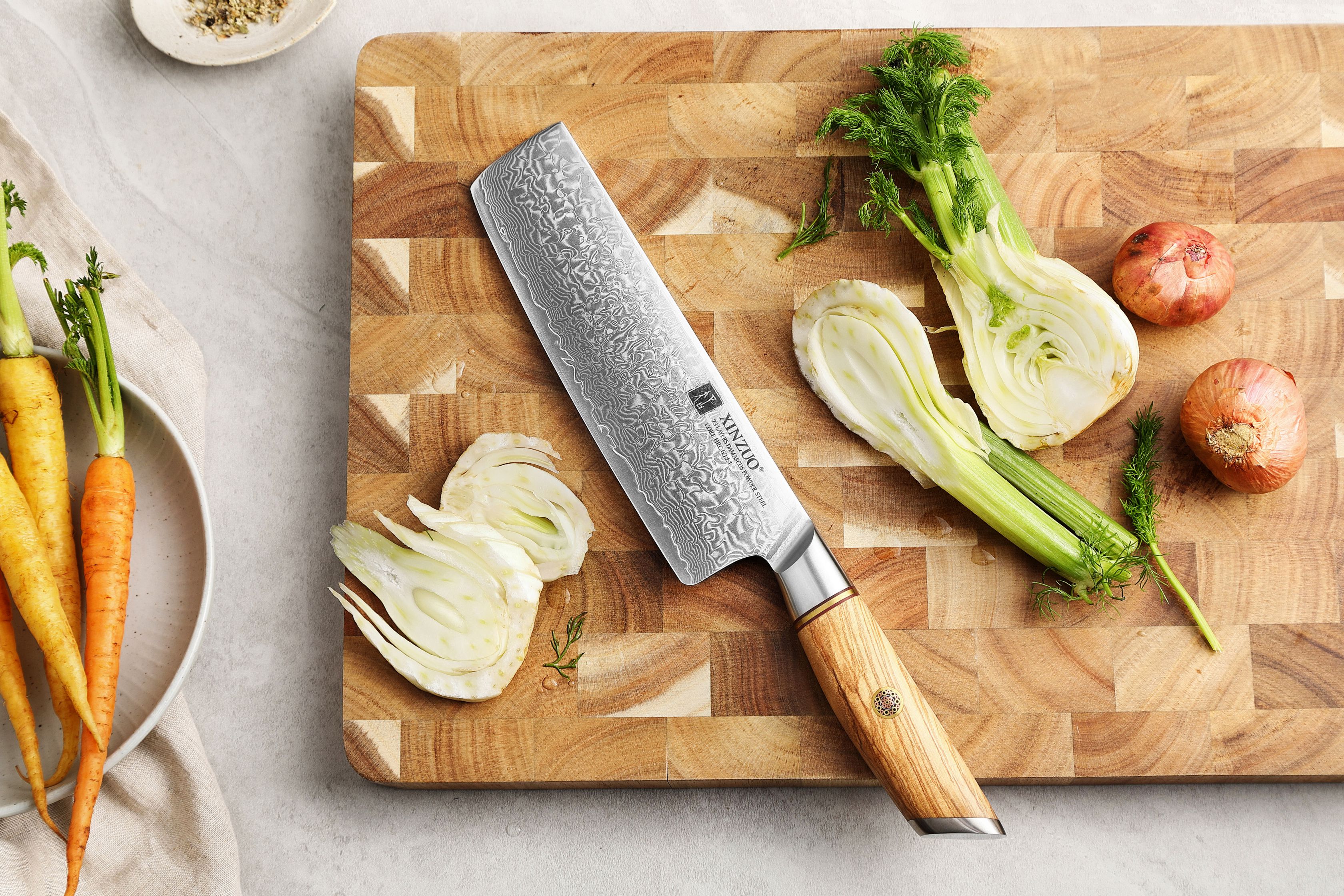 Nakiri Messer XinZuo Lan B37 auf dem Schneidebrett