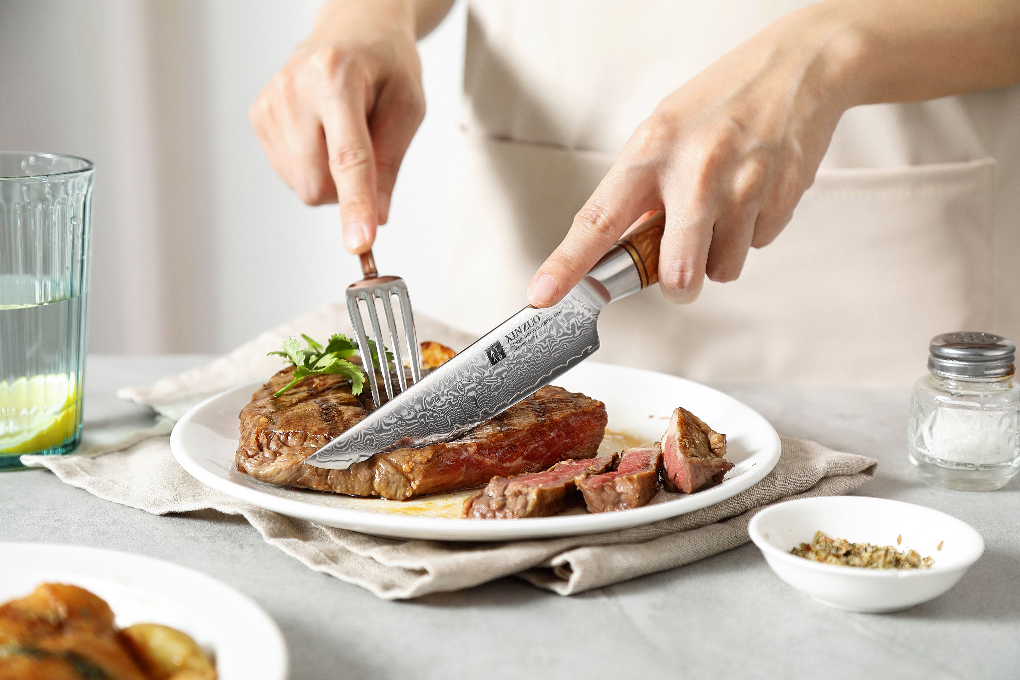 Vorschau des Steak Schneidens mit dem Steakmesser XinZuo Lan B37