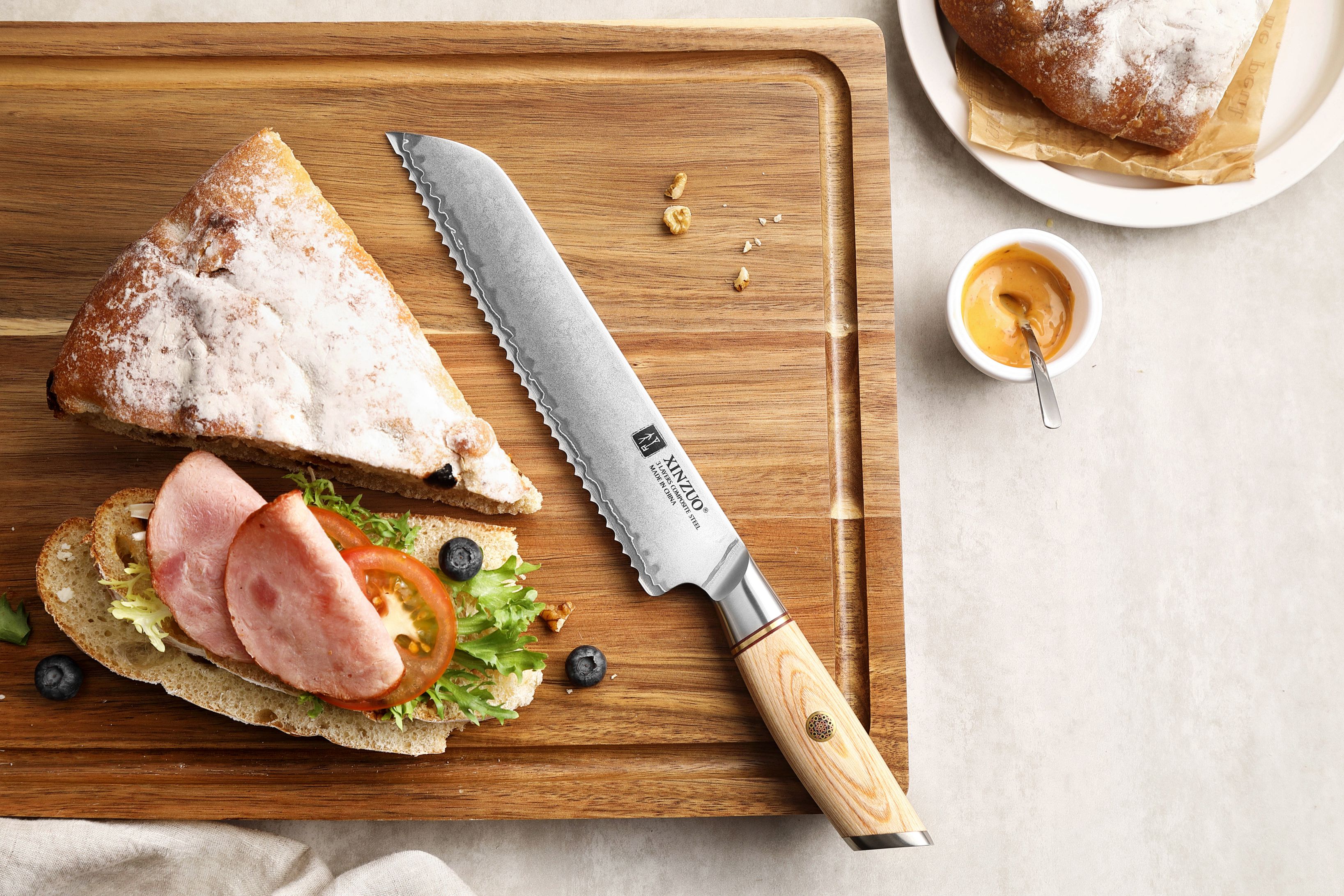 Brotmesser XinZuo Lan B37S auf dem Schneidebrett