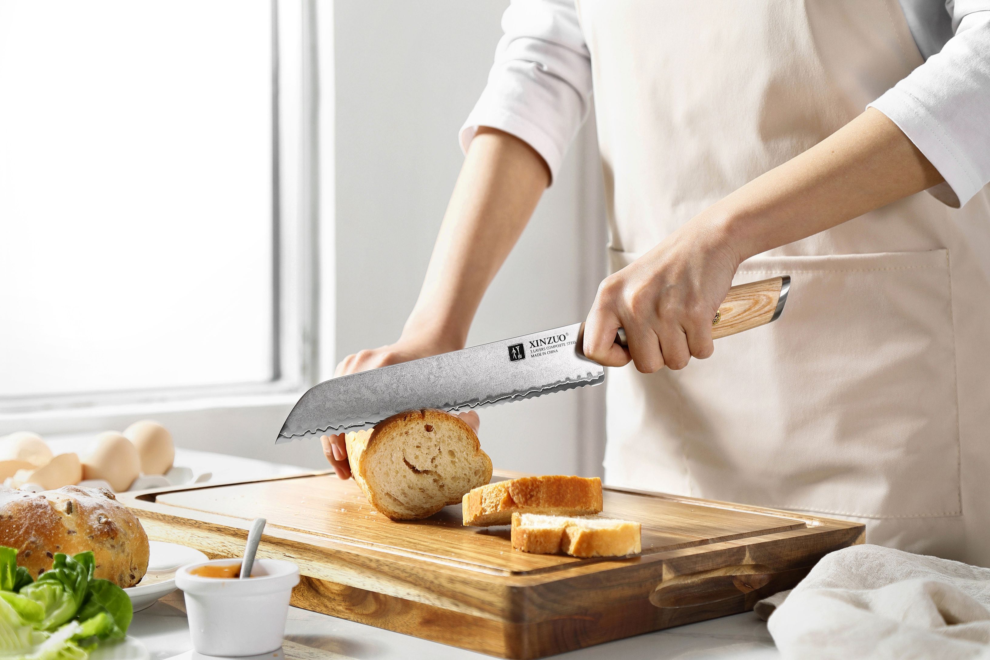 Schneiden von Gebäck mit dem Brotmesser XinZuo Lan B37S