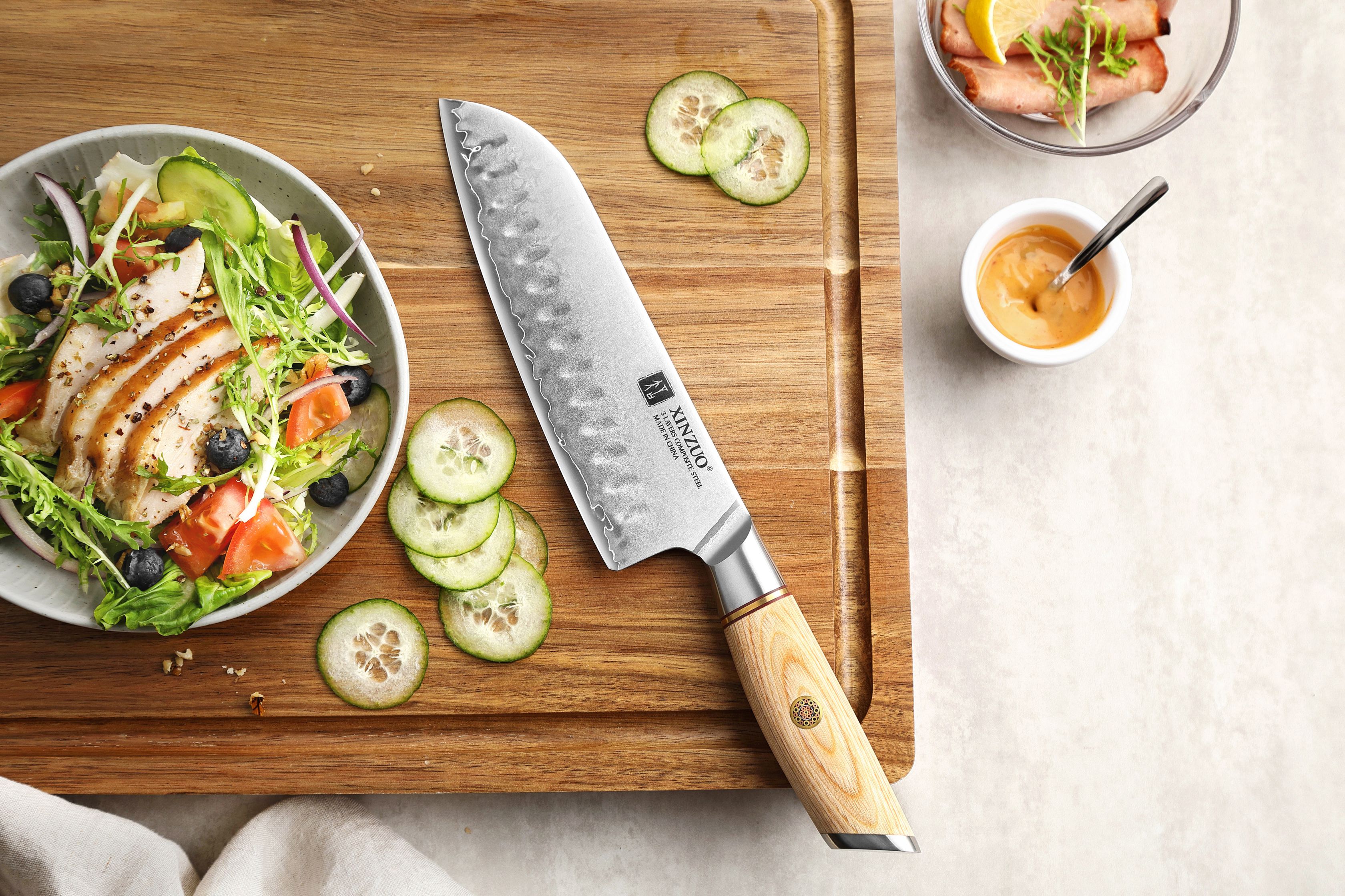 Santoku Messer XinZuo Lan B37S auf dem Schneidebrett