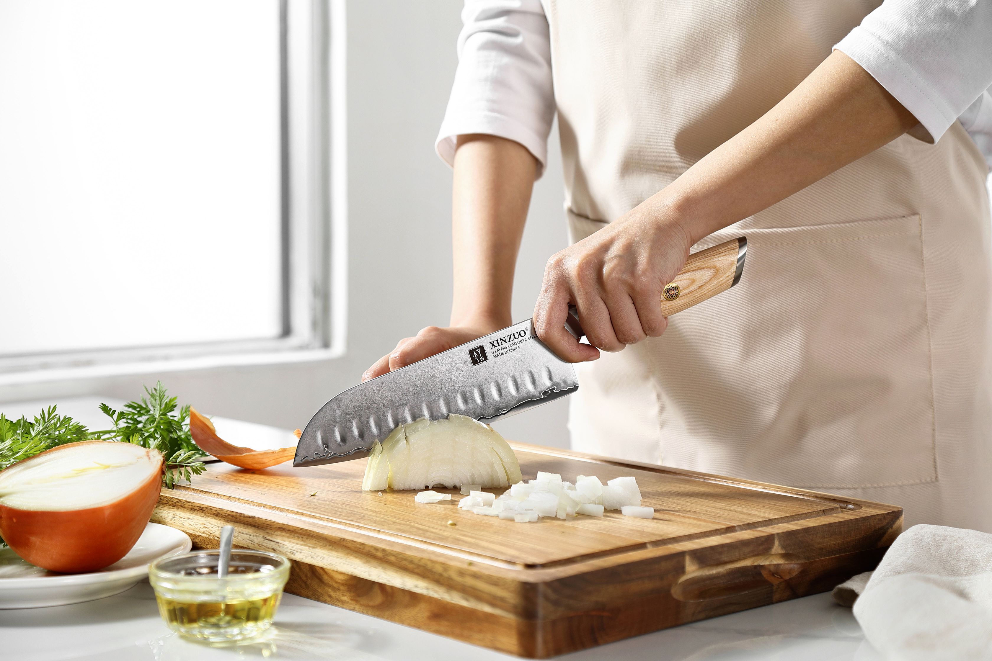 Schneiden mit dem Santoku Messer XinZuo Lan B37S