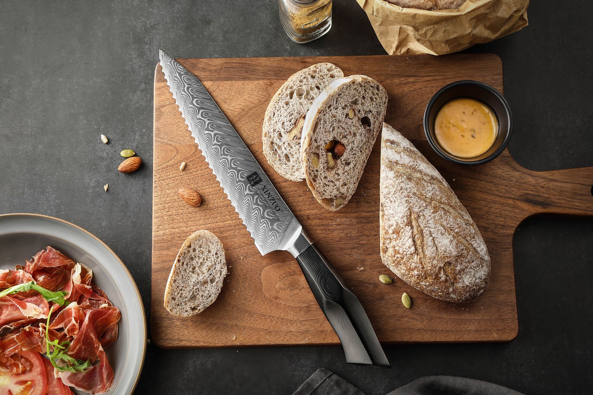 Brotmesser XinZuo Feng B32 auf dem Schneidebrett