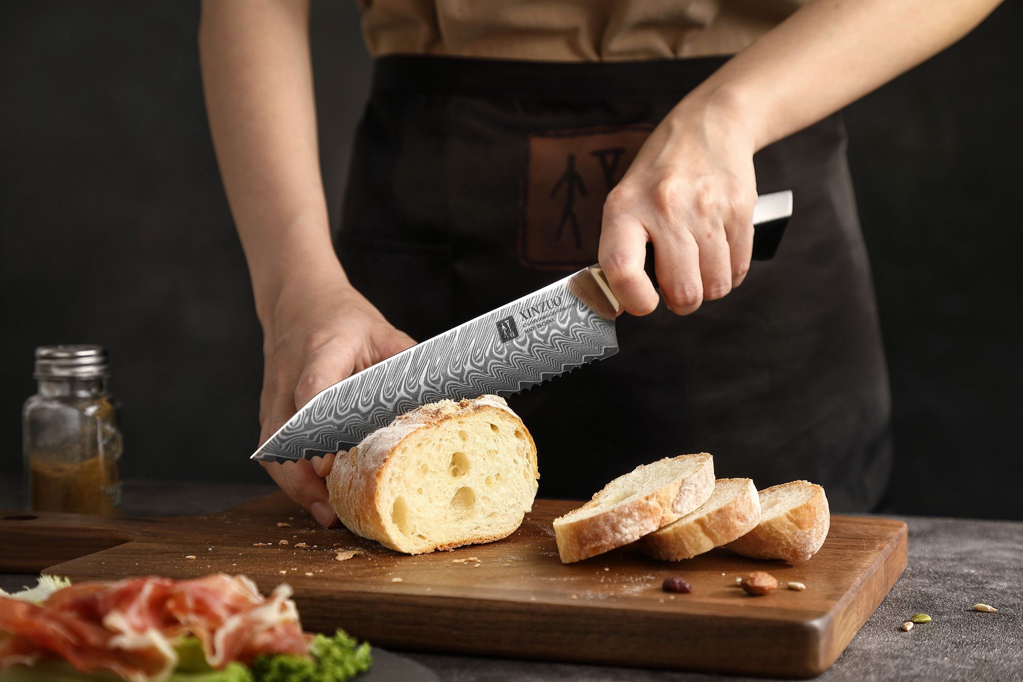 Schneiden von Gebäck mit dem Brotmesser XinZuo Feng B32