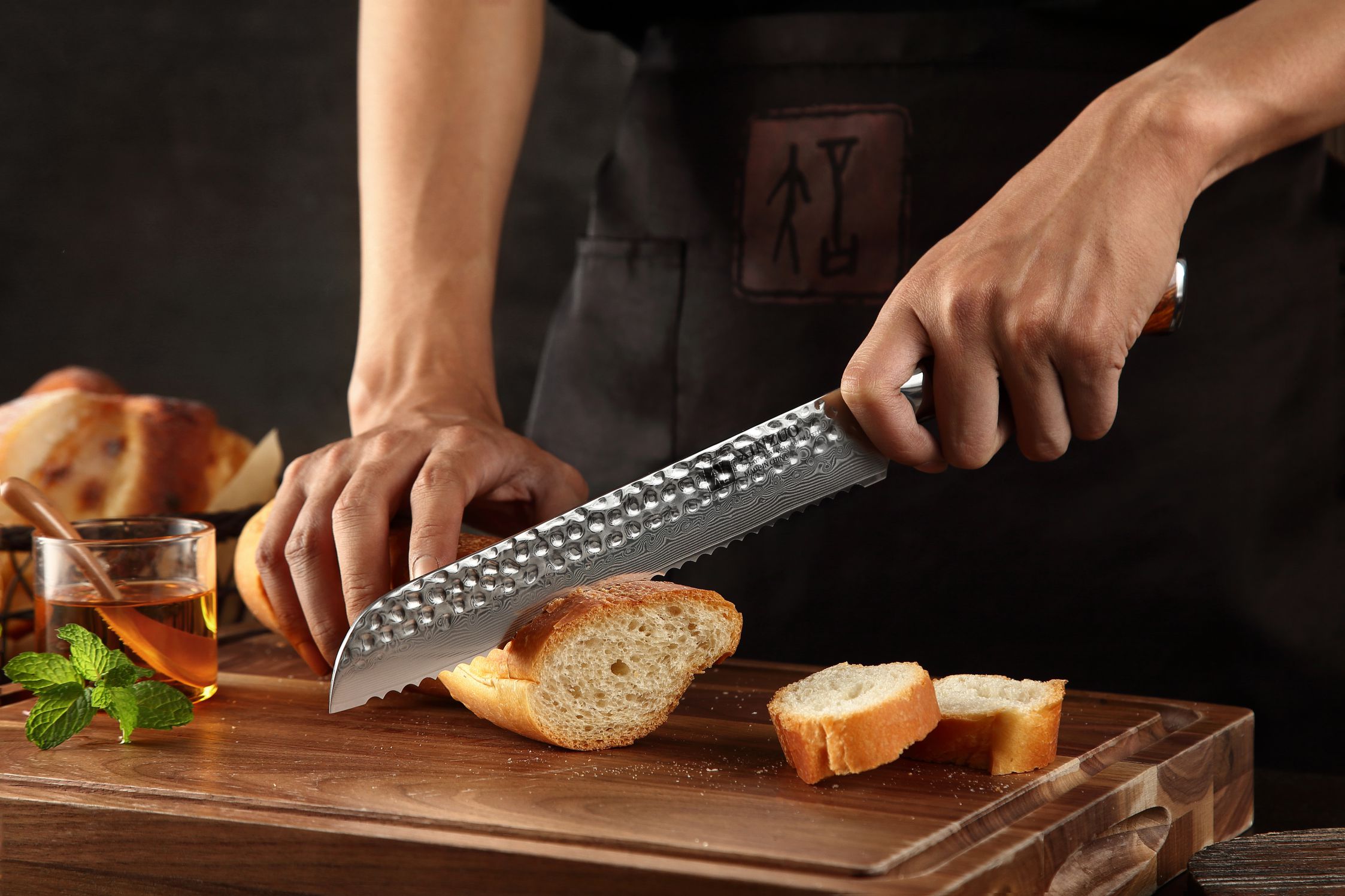Schneiden von Gebäck mit dem Brotmesser XinZuo Yu B13D