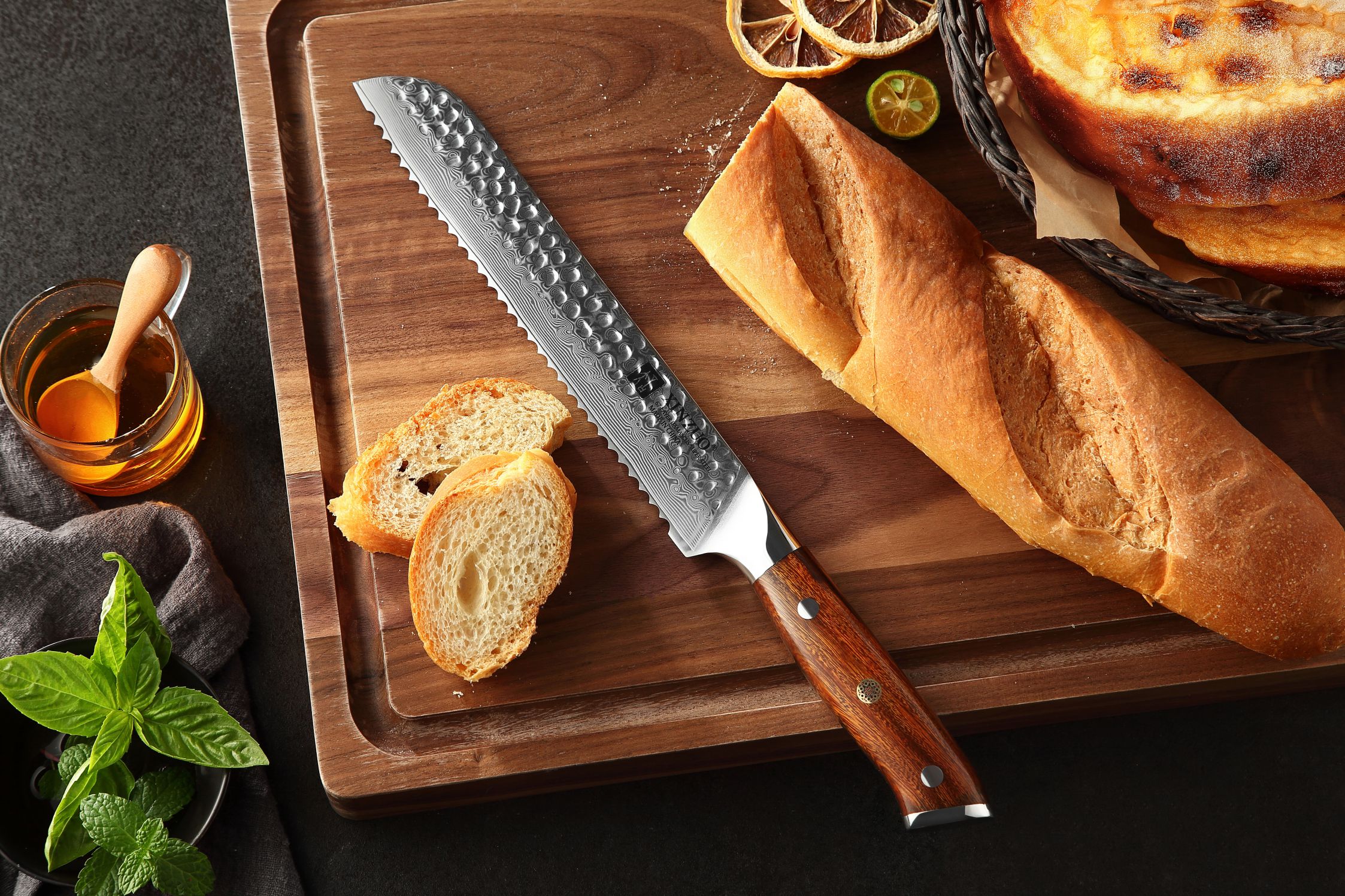 Brotmesser XinZuo Yu B13D auf dem Schneidebrett