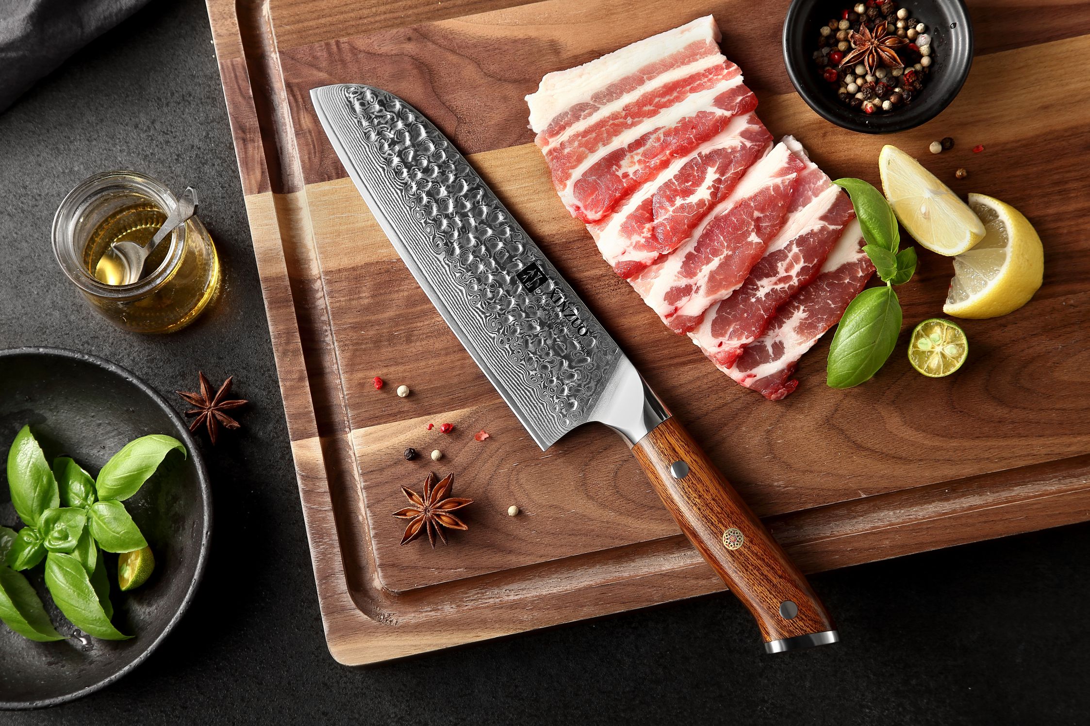 Santoku Messer XinZuo Yu B13D auf dem Schneidebrett
