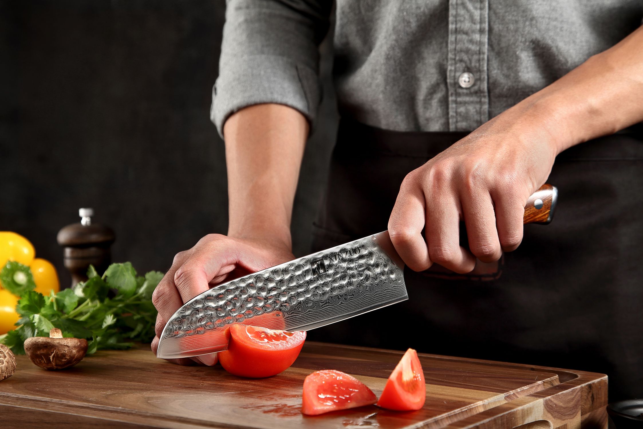 Schneiden mit dem Santoku Messer XinZuo Yu B13D