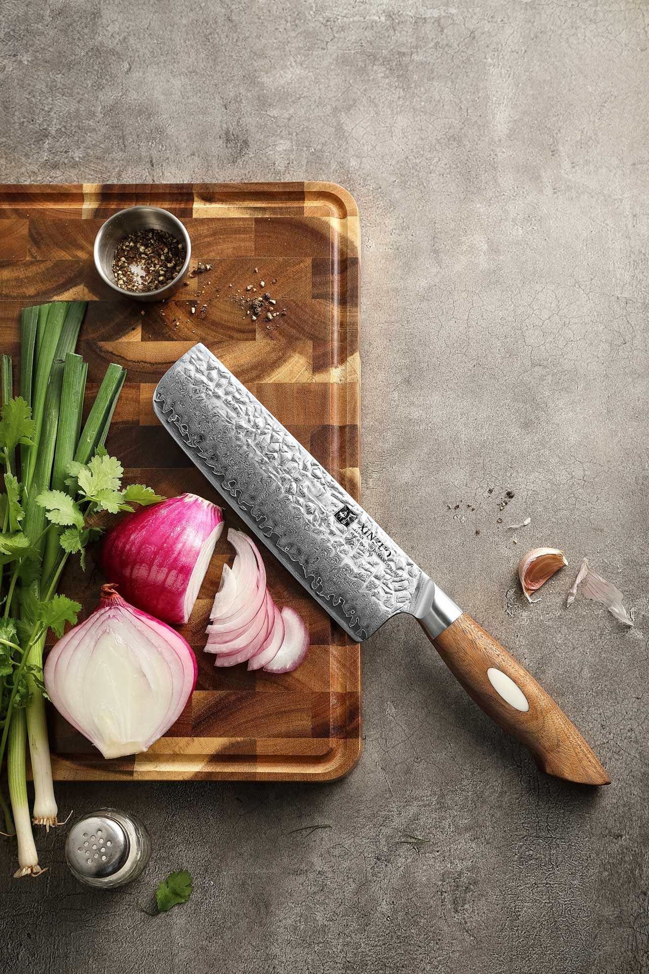 Nakiri Messer XinZuo Jiang B46W auf dem Schneidebrett