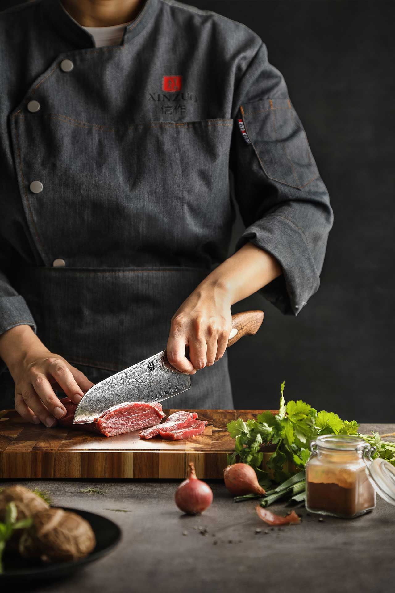 Schneiden mit dem Santoku Messer XinZuo Jiang B46W