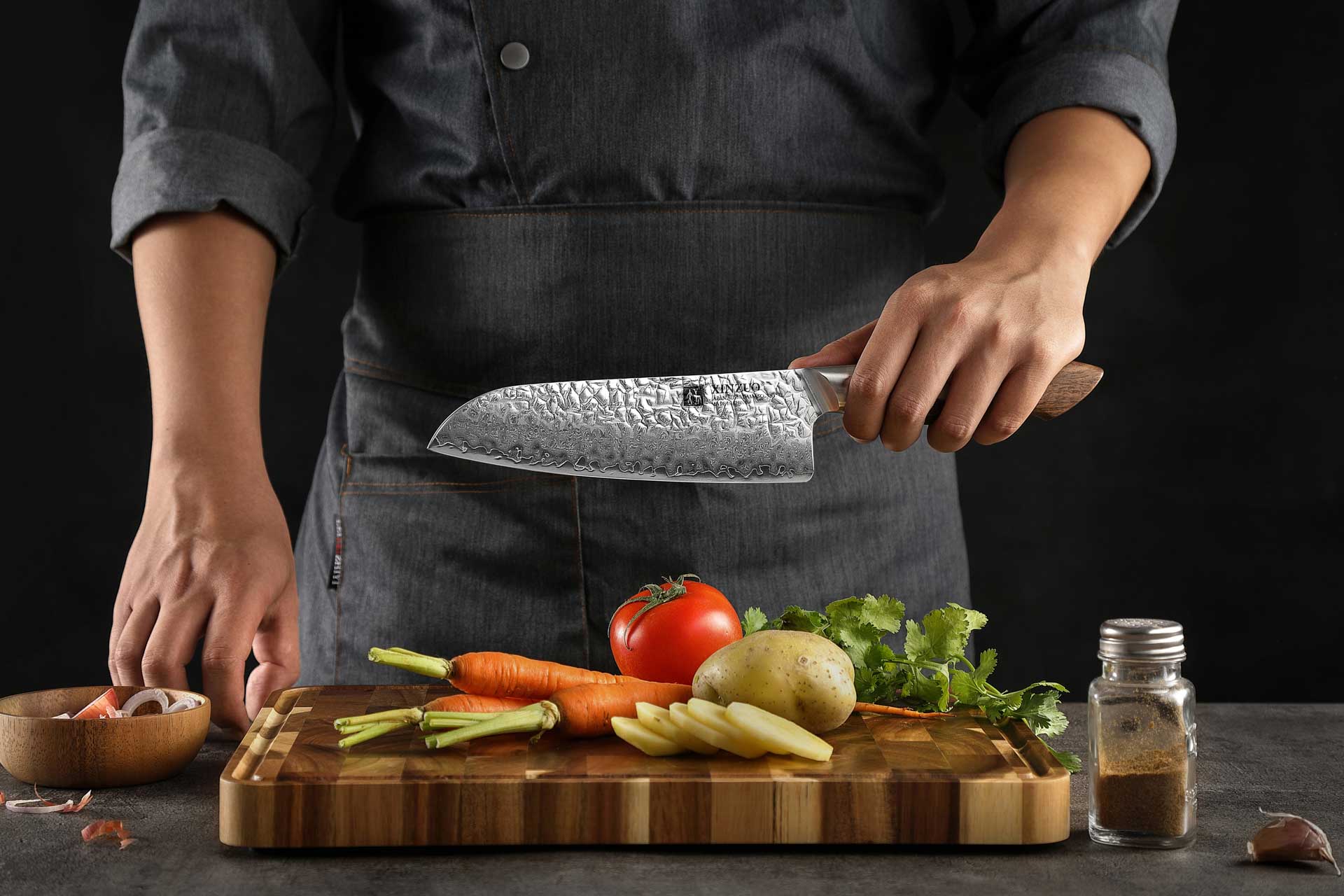 Santoku Messer XinZuo Jiang B46W in der Hand