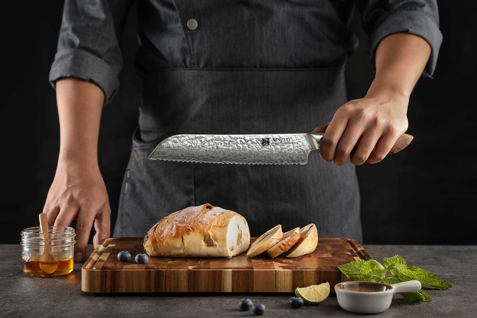 Schneiden von Gebäck mit dem Brotmesser XinZuo Jiang B46W