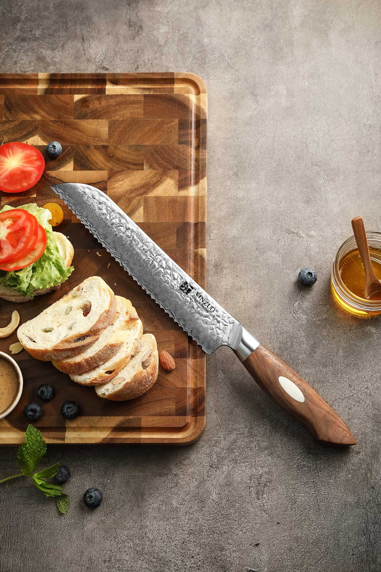 Brotmesser XinZuo Jiang B46W auf dem Schneidebrett