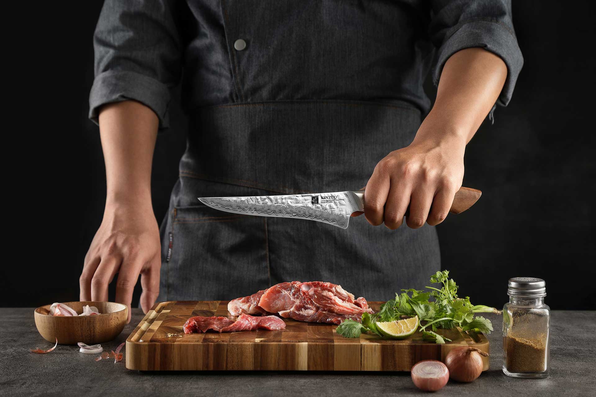 Ausbeinmesser XinZuo Jiang B46W in der Hand