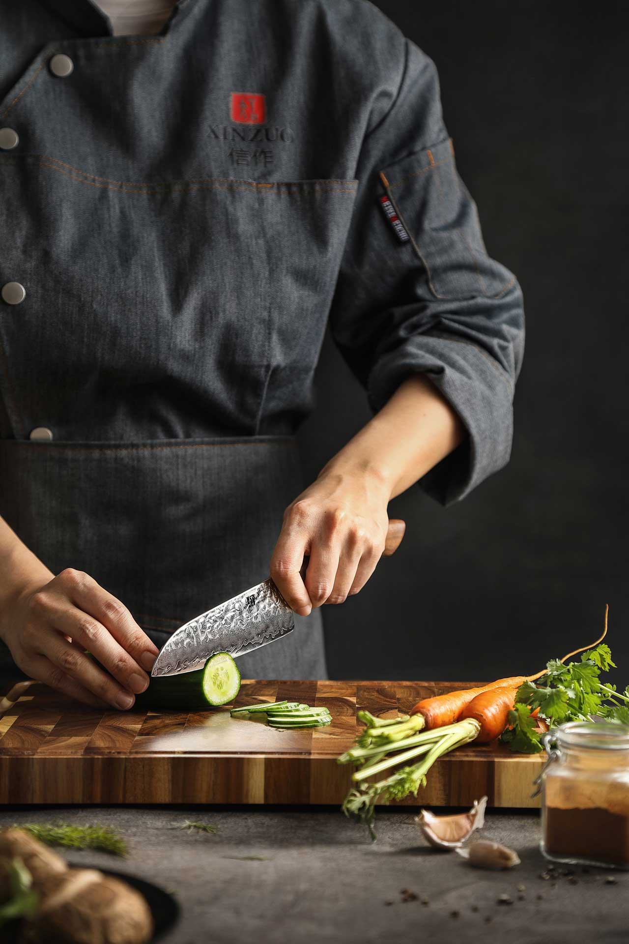 Schneiden mit dem Santoku Messer XinZuo Jiang B46W
