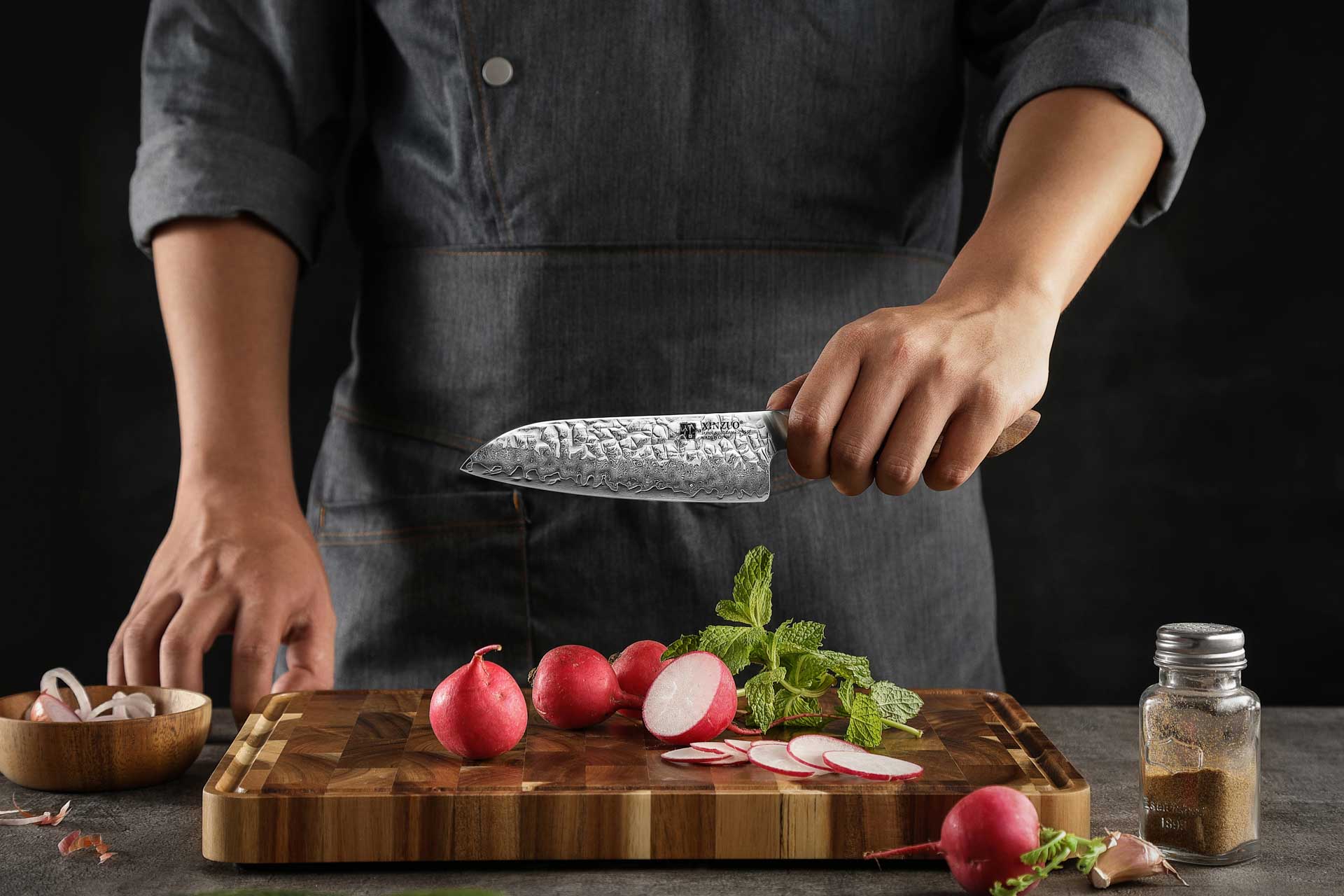 Santoku Messer XinZuo Jiang B46W in der Hand