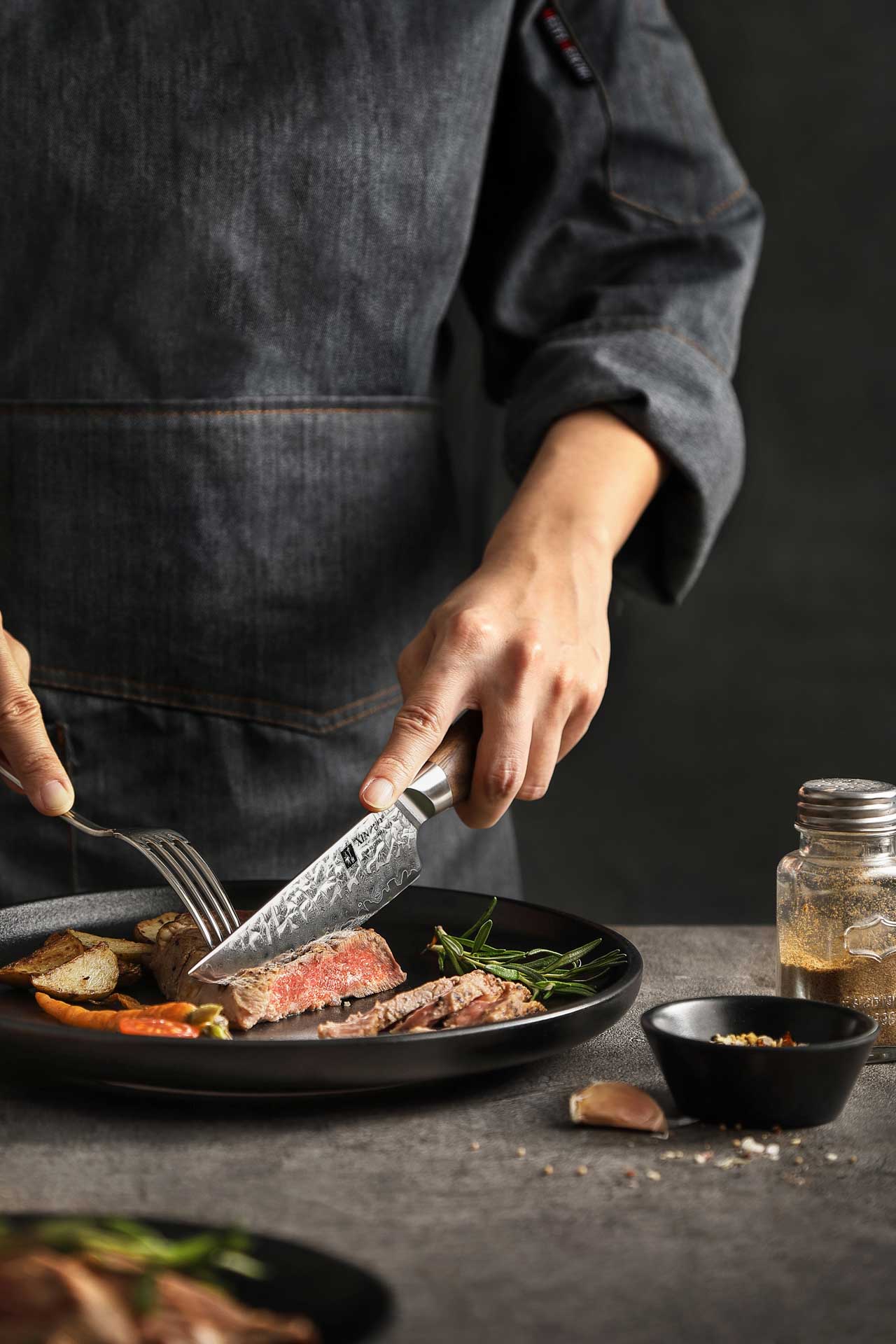 Vorschau des Steak Schneidens mit dem Steakmesser XinZuo Jiang B46W