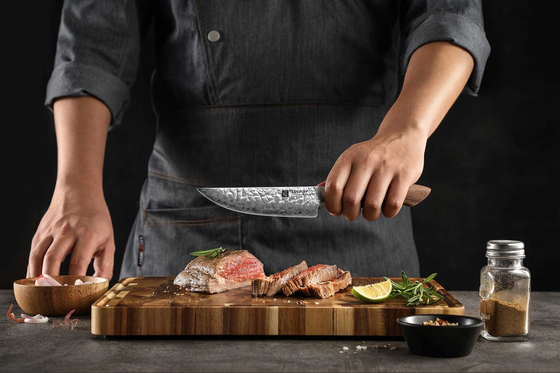 Steakmesser XinZuo Jiang B46W in der Hand
