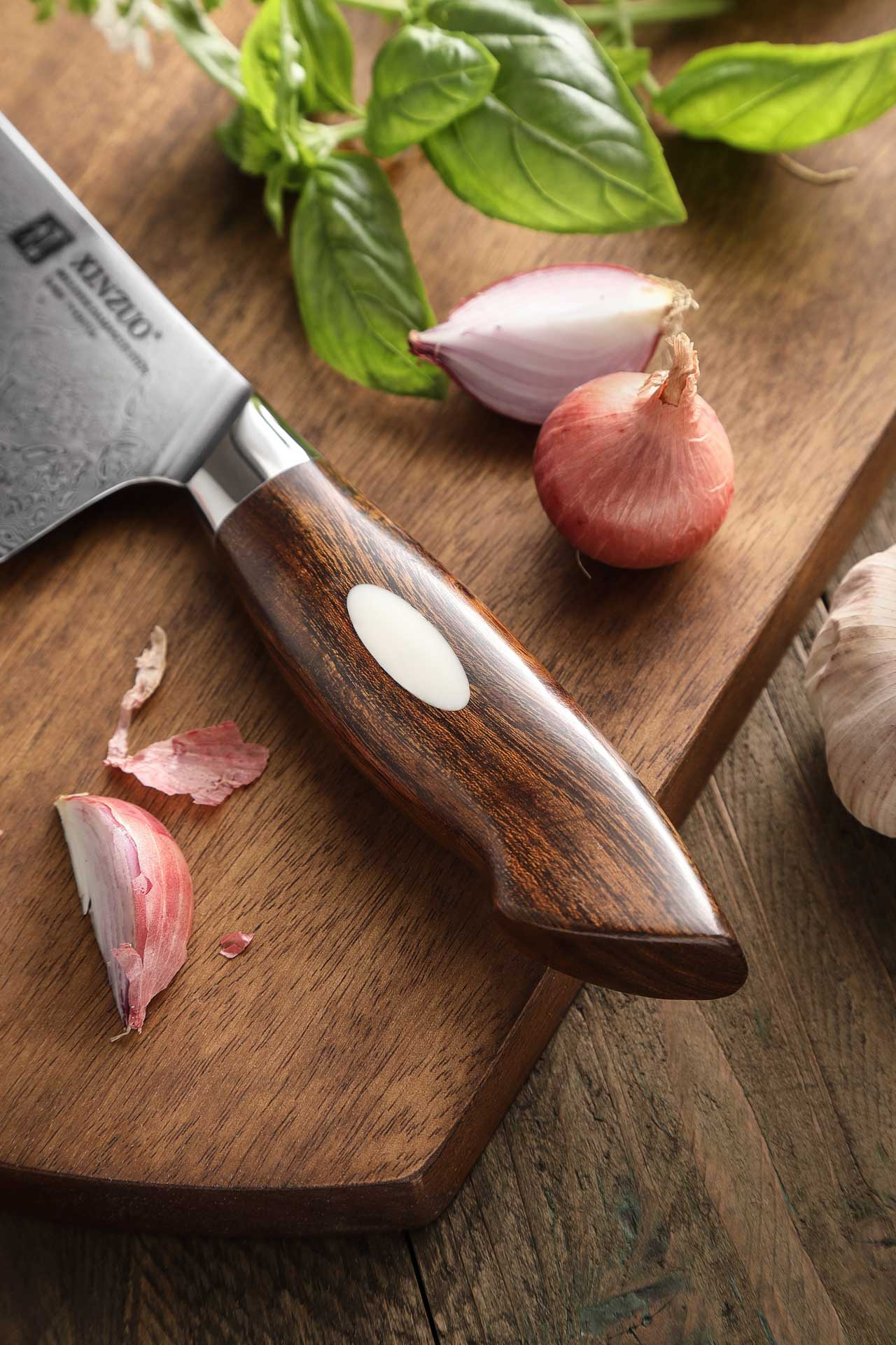 Der Griff ist aus hochwertigem Desert IronWood gefertigt, dass sich ideal für Messergriffe eignet