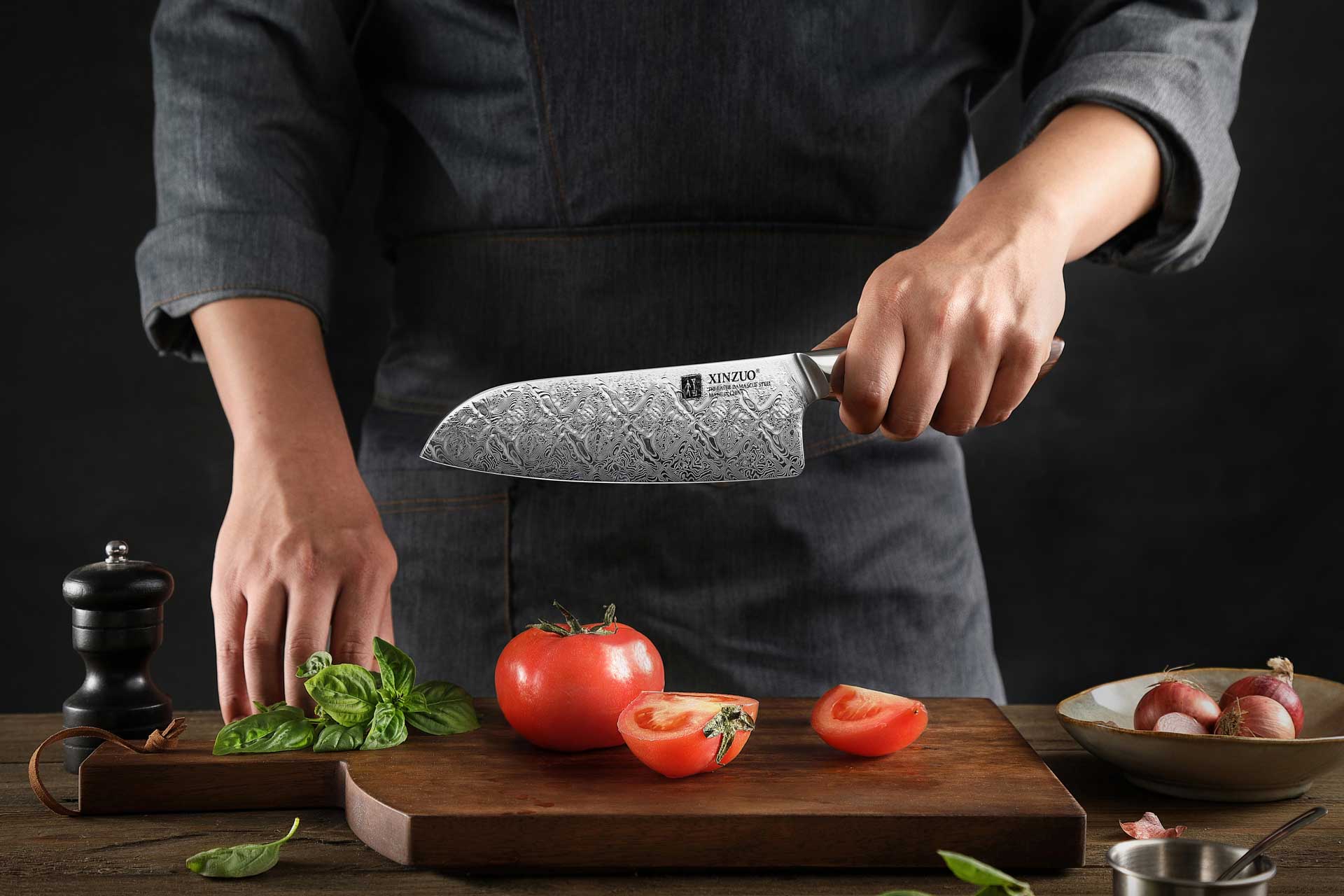 Santoku Messer XinZuo Jiang B46D in der Hand