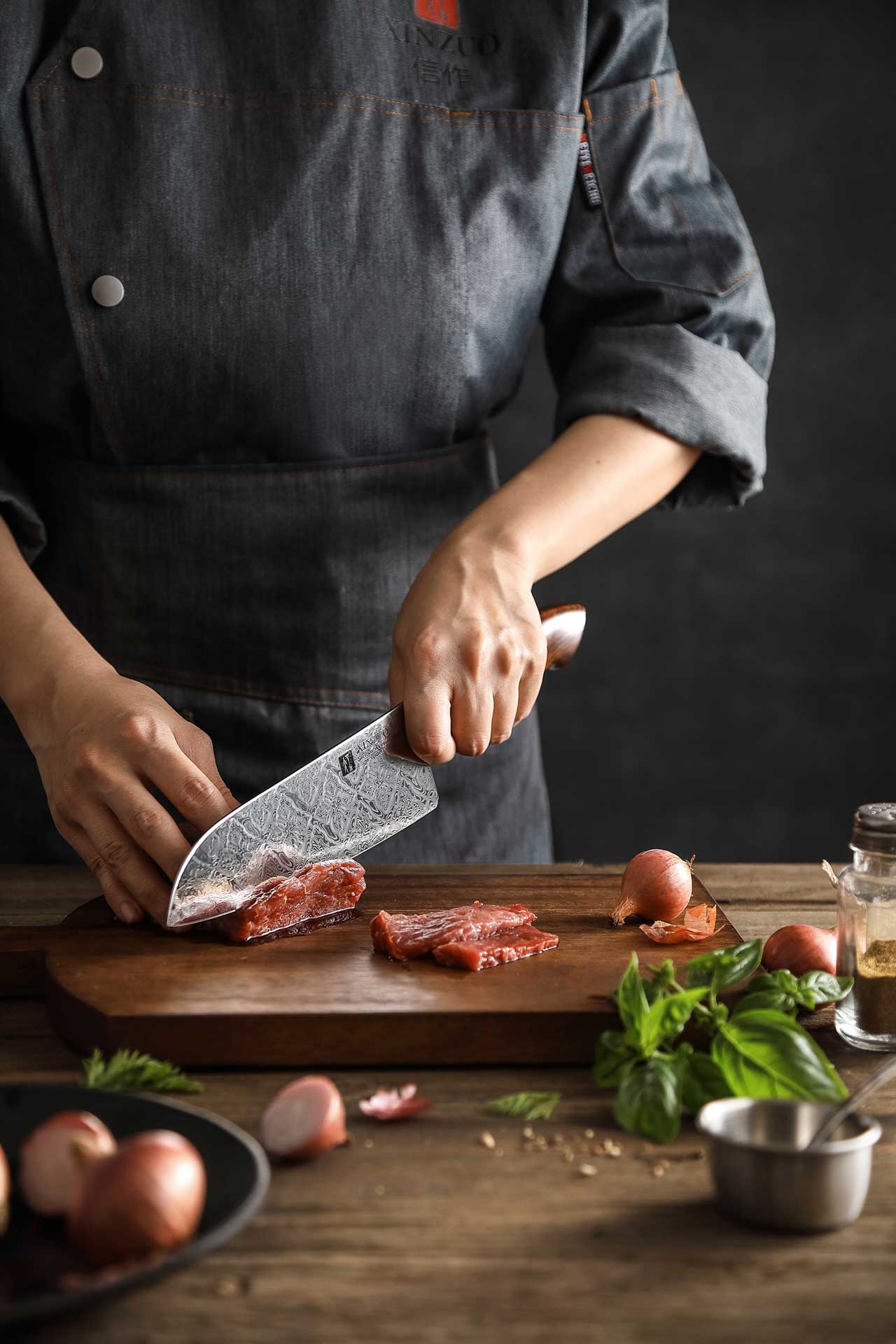Schneiden mit dem Santoku Messer XinZuo Jiang B46D