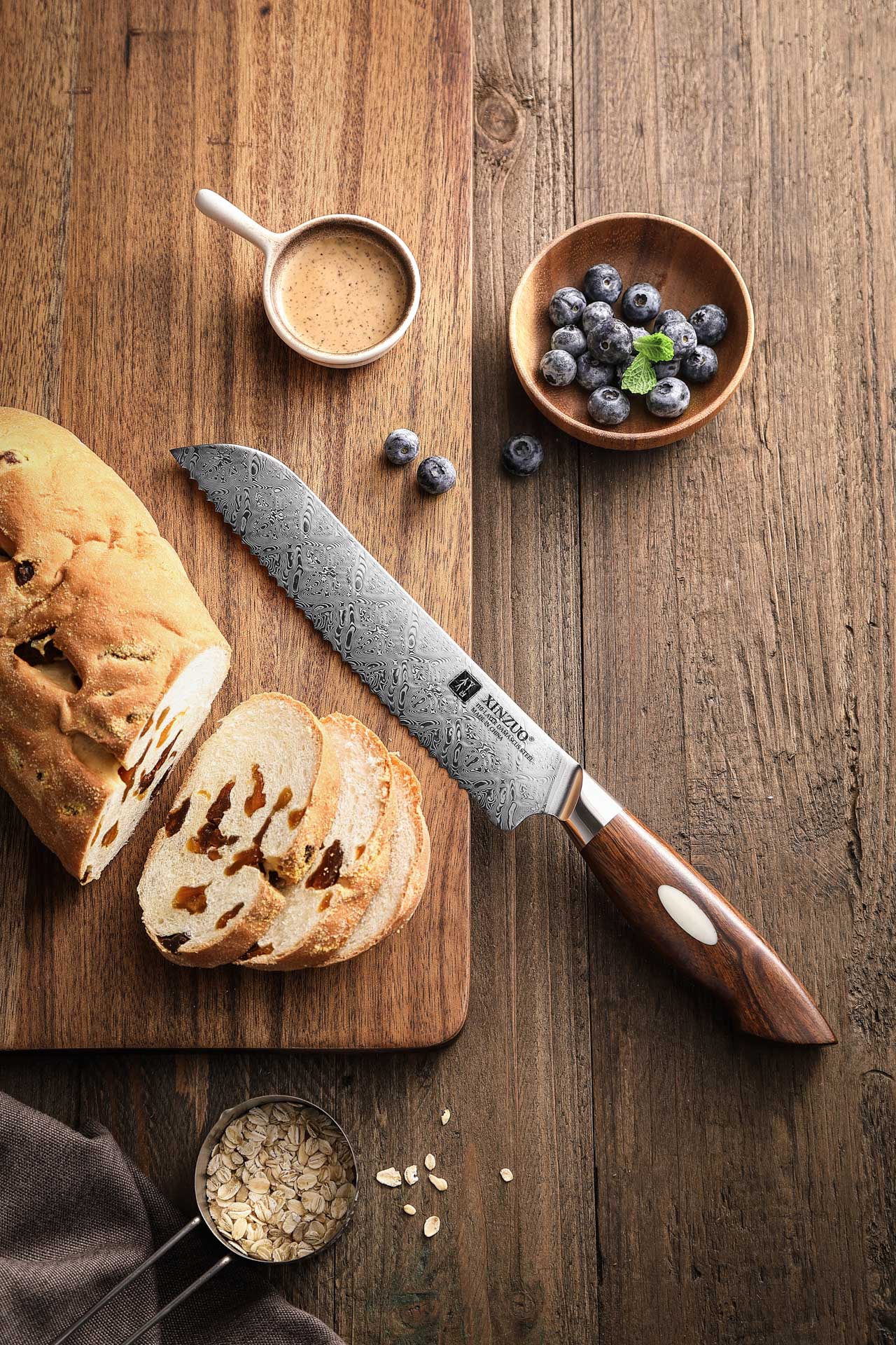 Brotmesser XinZuo Jiang B46D auf dem Schneidebrett