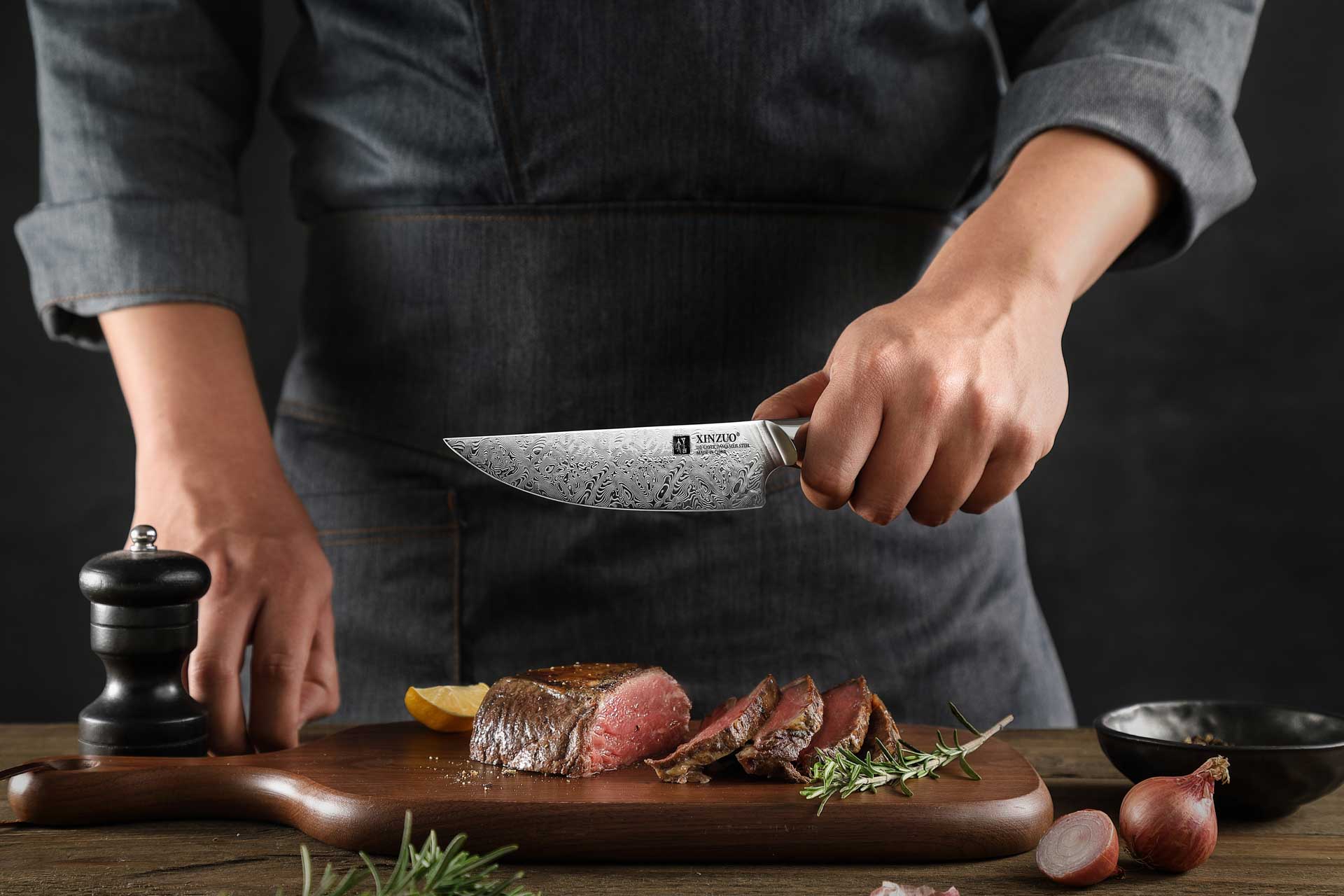 Steakmesser XinZuo Jiang B46D in der Hand