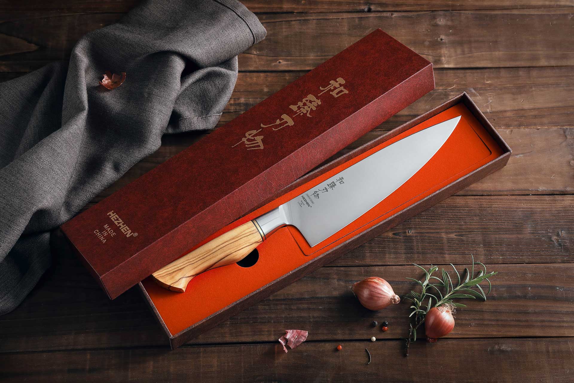 Das Damast Kochmesser HEZHEN Master B30S ist in einer luxuriösen Geschenkbox verpackt,